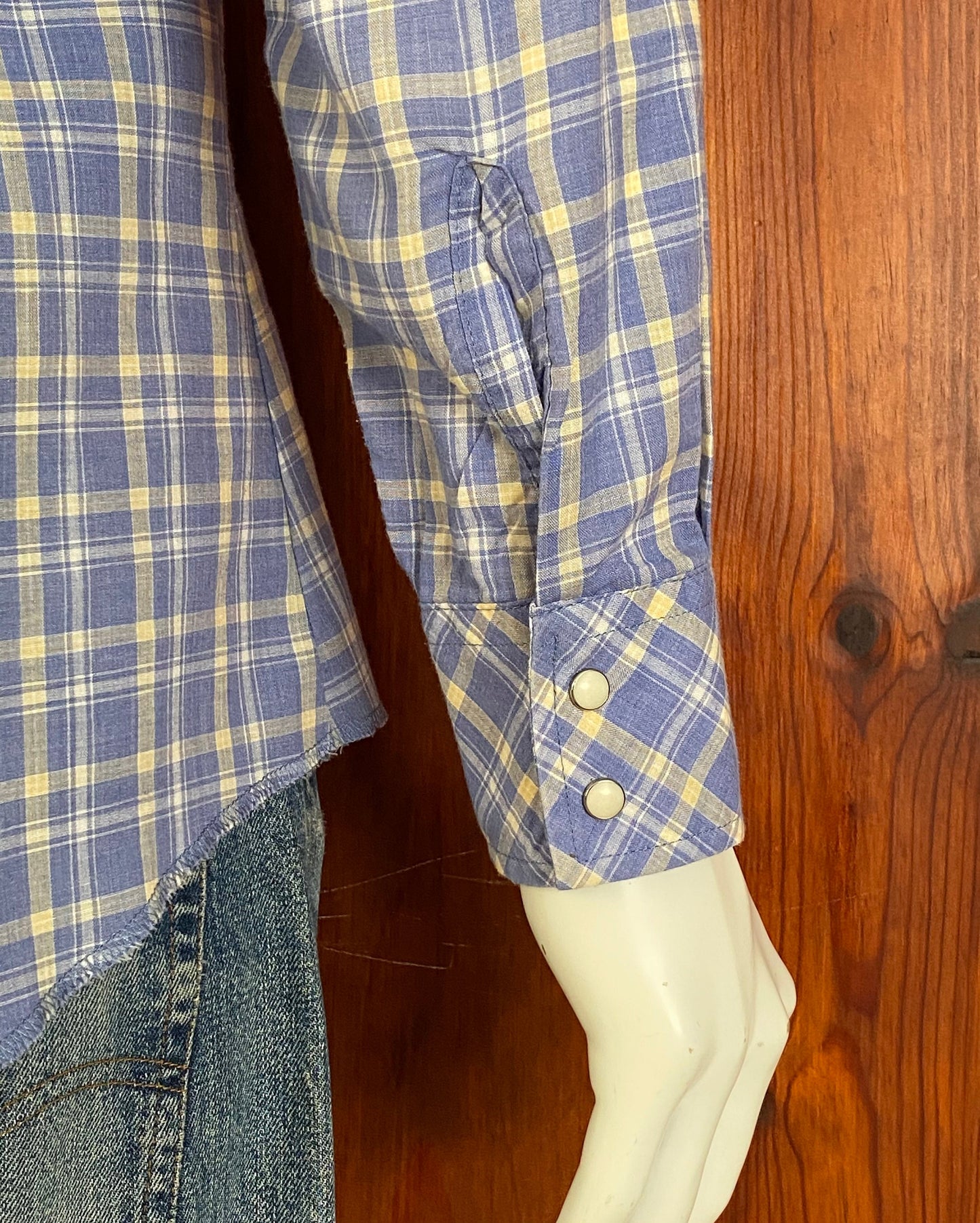 Size Medium. Vintage Wrangler 80s plaid western shirt.