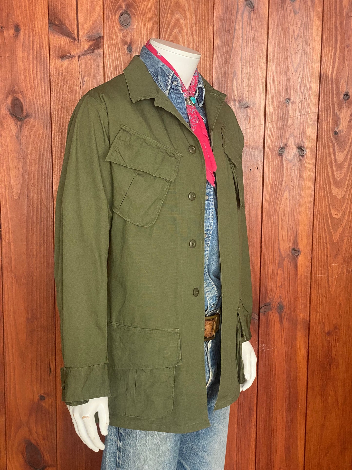 Small Long. Authentic 1970 US Army Vintage Vietnam era tropical jungle jacket.