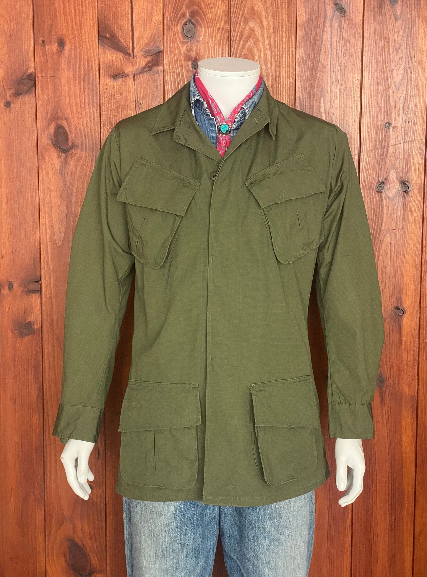 Small Long. Authentic 1970 US Army Vintage Vietnam era tropical jungle jacket.