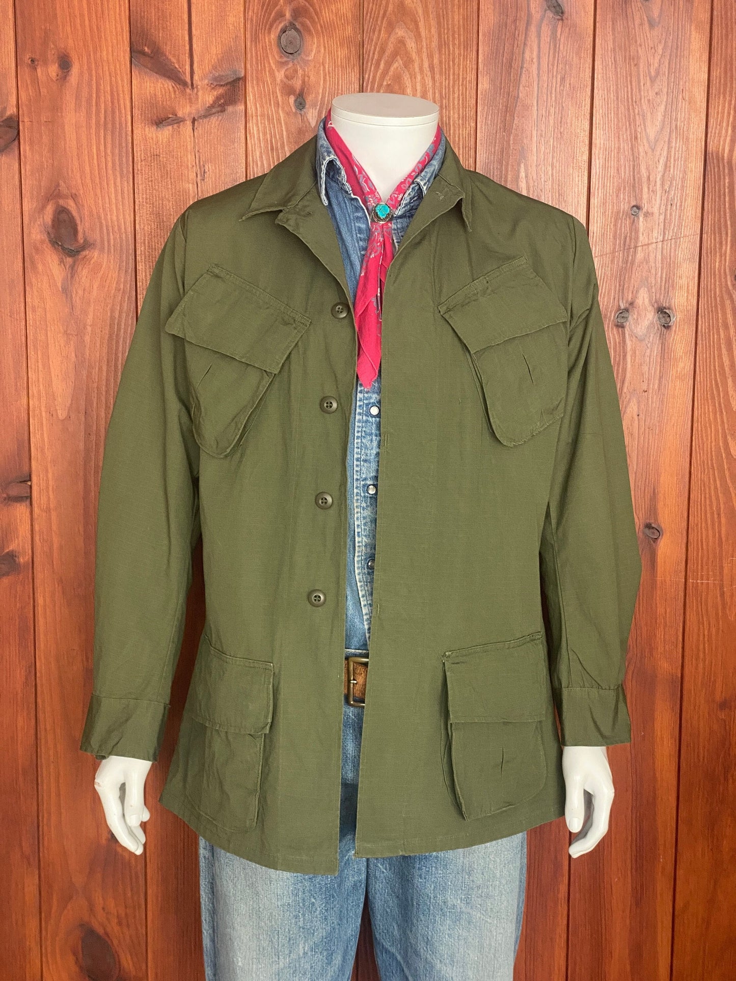 Small Long. Authentic 1970 US Army Vintage Vietnam era tropical jungle jacket.