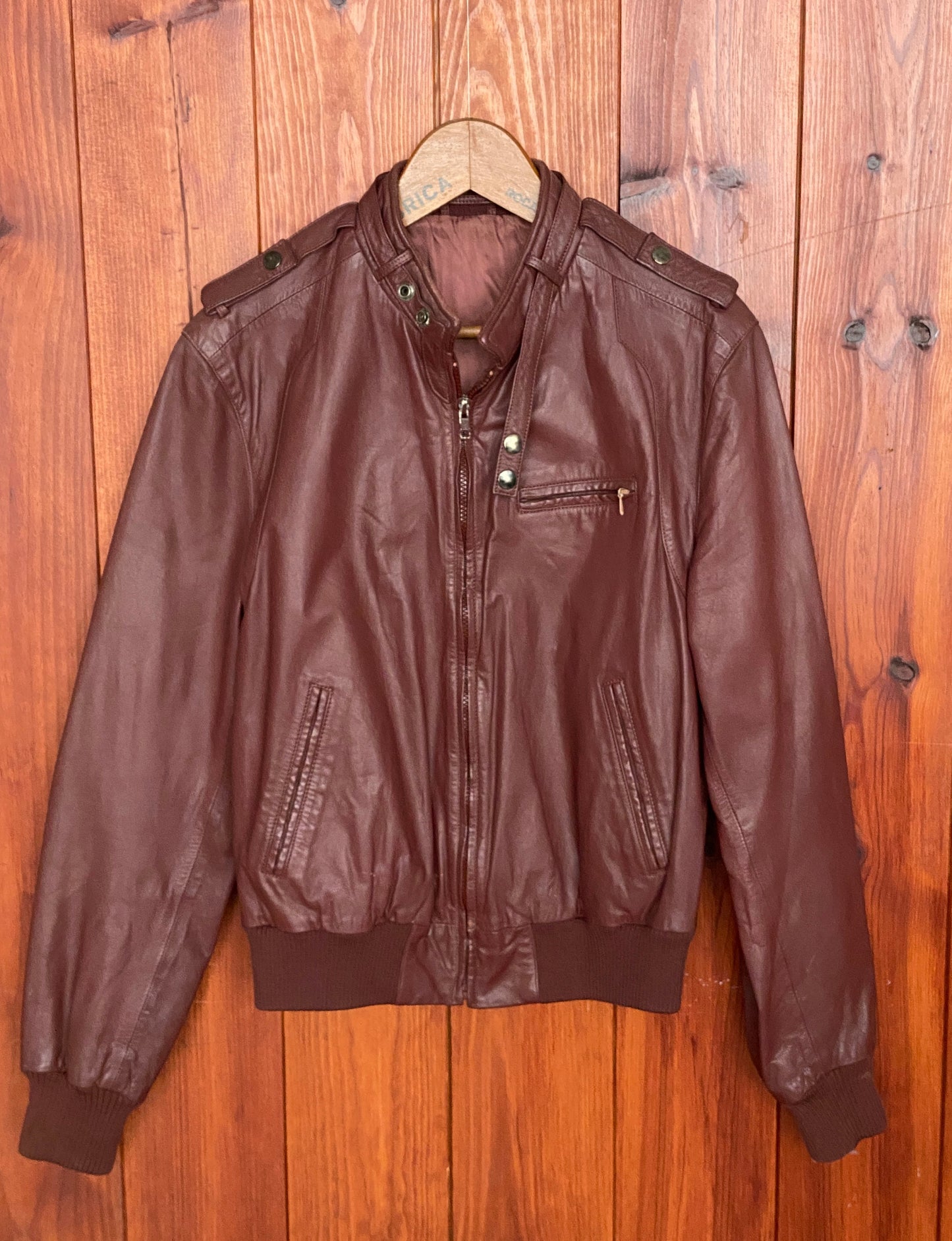 Size 42 Long (fit 50 euro ). 80s Vintage leather Jacket members only style