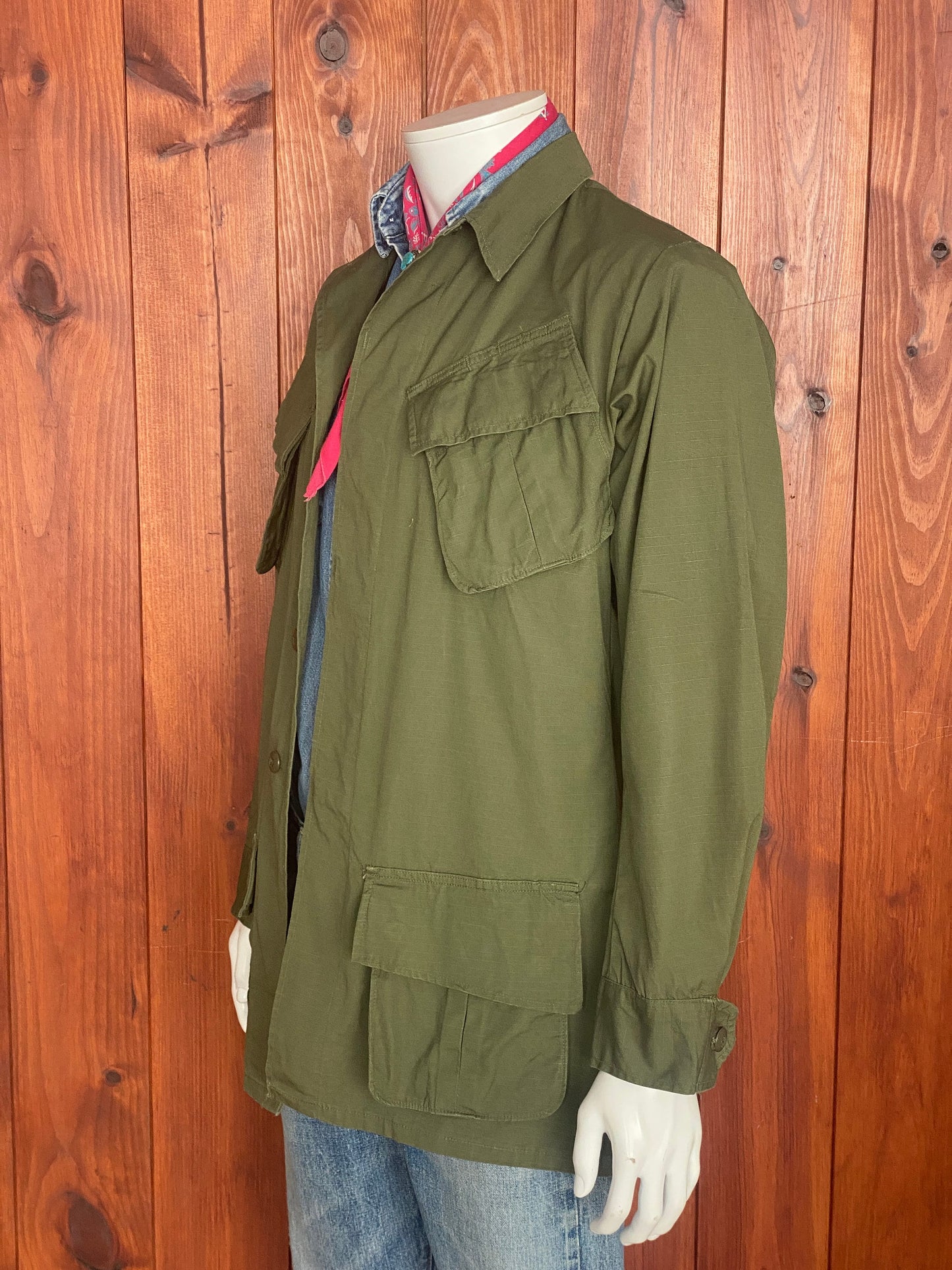 Small Long. Authentic 1970 US Army Vintage Vietnam era tropical jungle jacket.