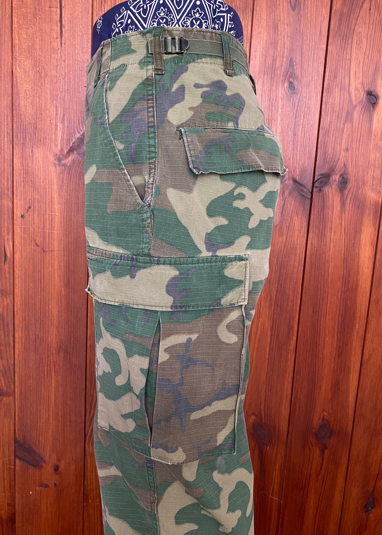 Small long. Authentic US Army 1977 camouflage jungle pants.