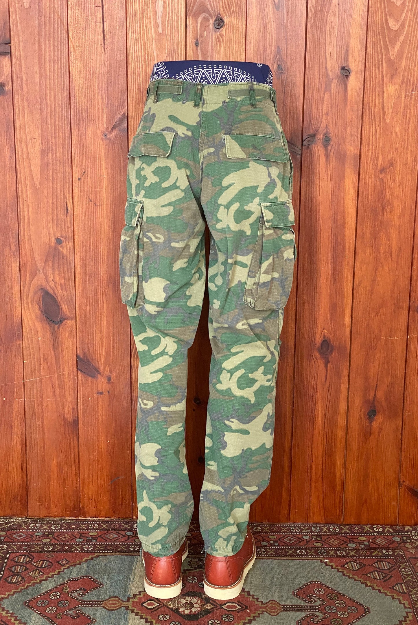 Small long. Authentic US Army 1977 camouflage jungle pants.