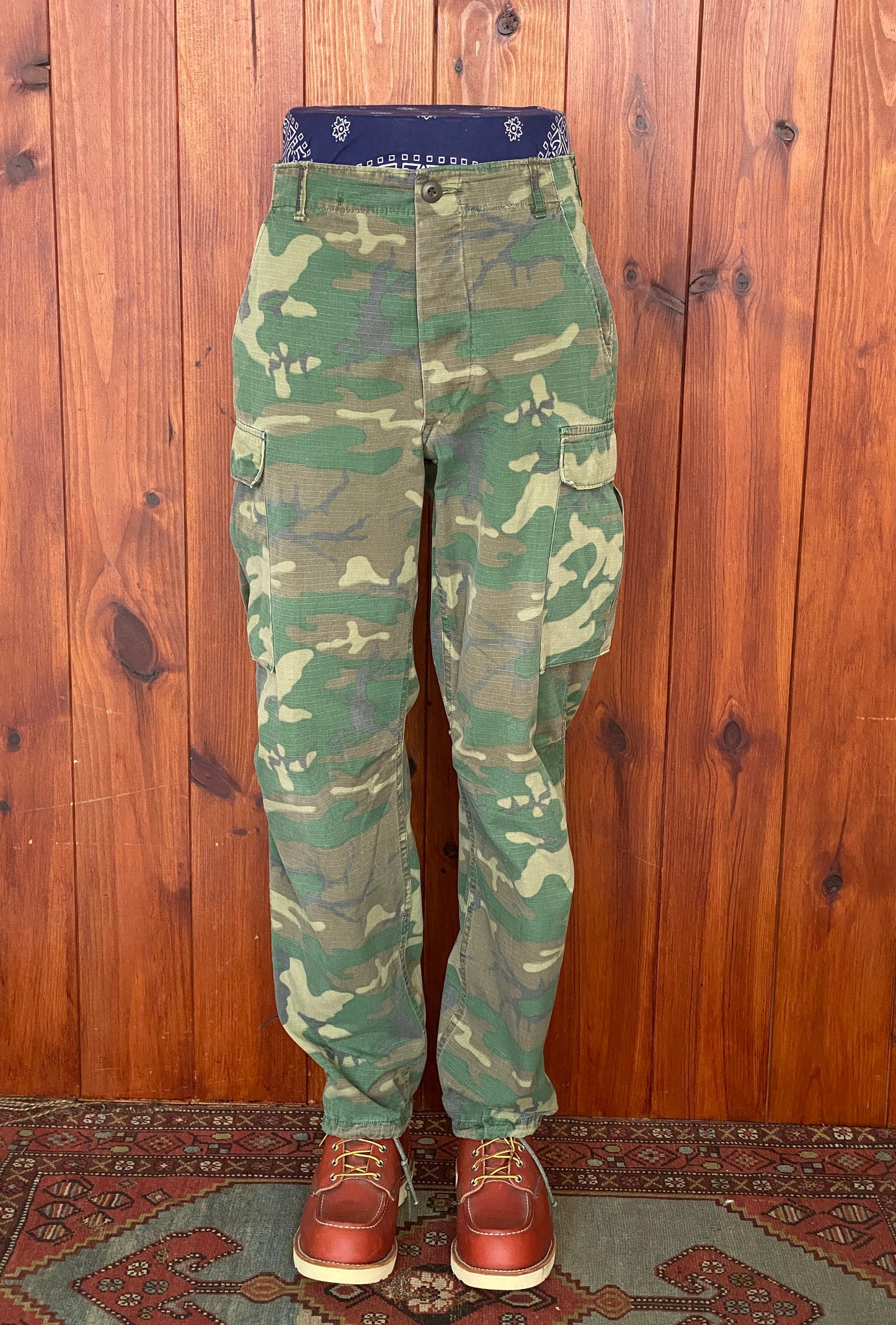 Small long. Authentic US Army 1977 camouflage jungle pants.