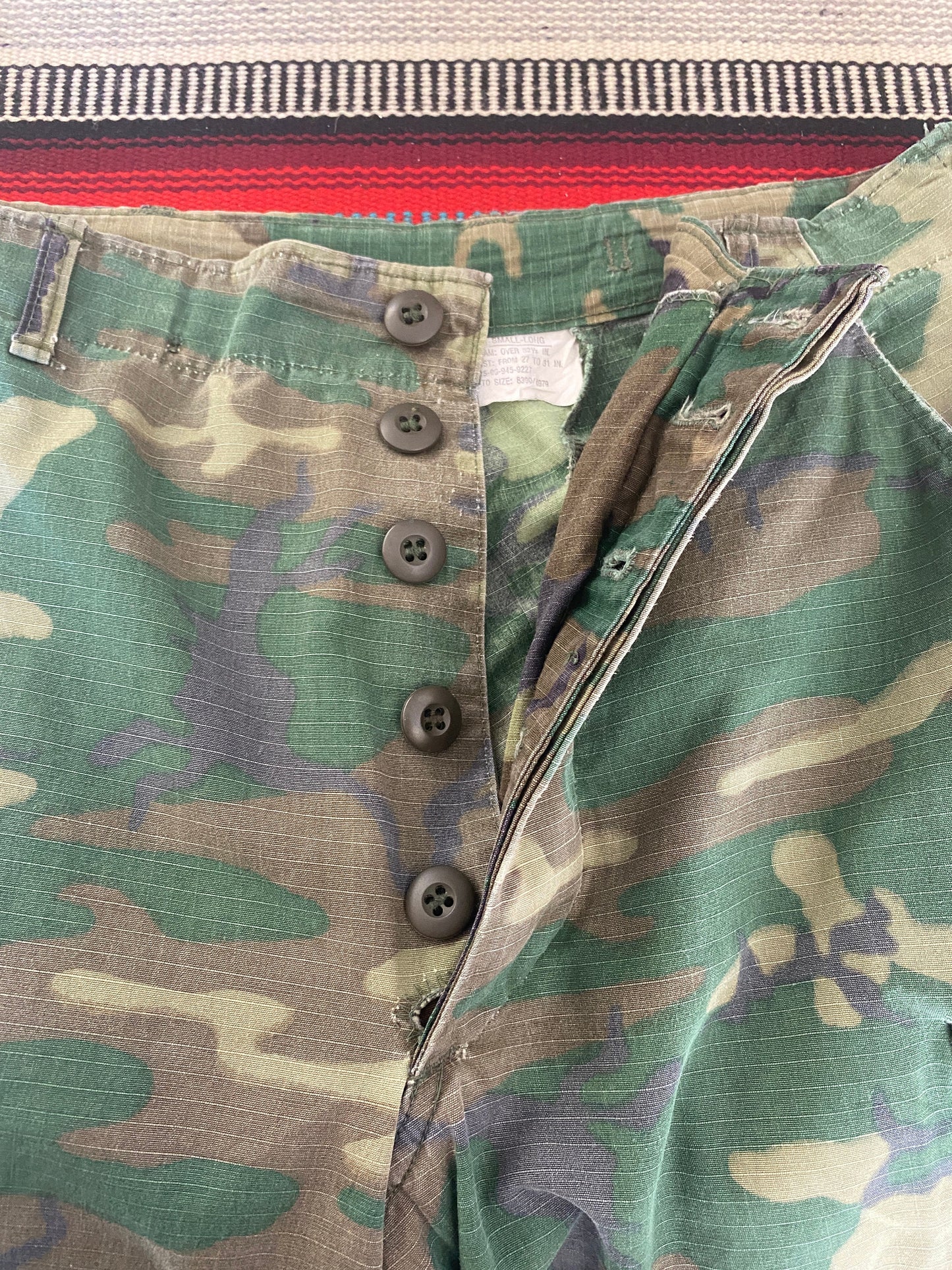 Small long. Authentic US Army 1977 camouflage jungle pants.
