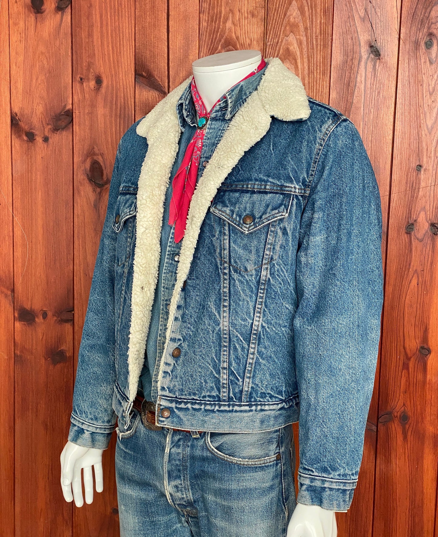 Size 42 USA.  2 pockets 70s Vintage LEVIS sherpa fleece Jacket Made in USA.