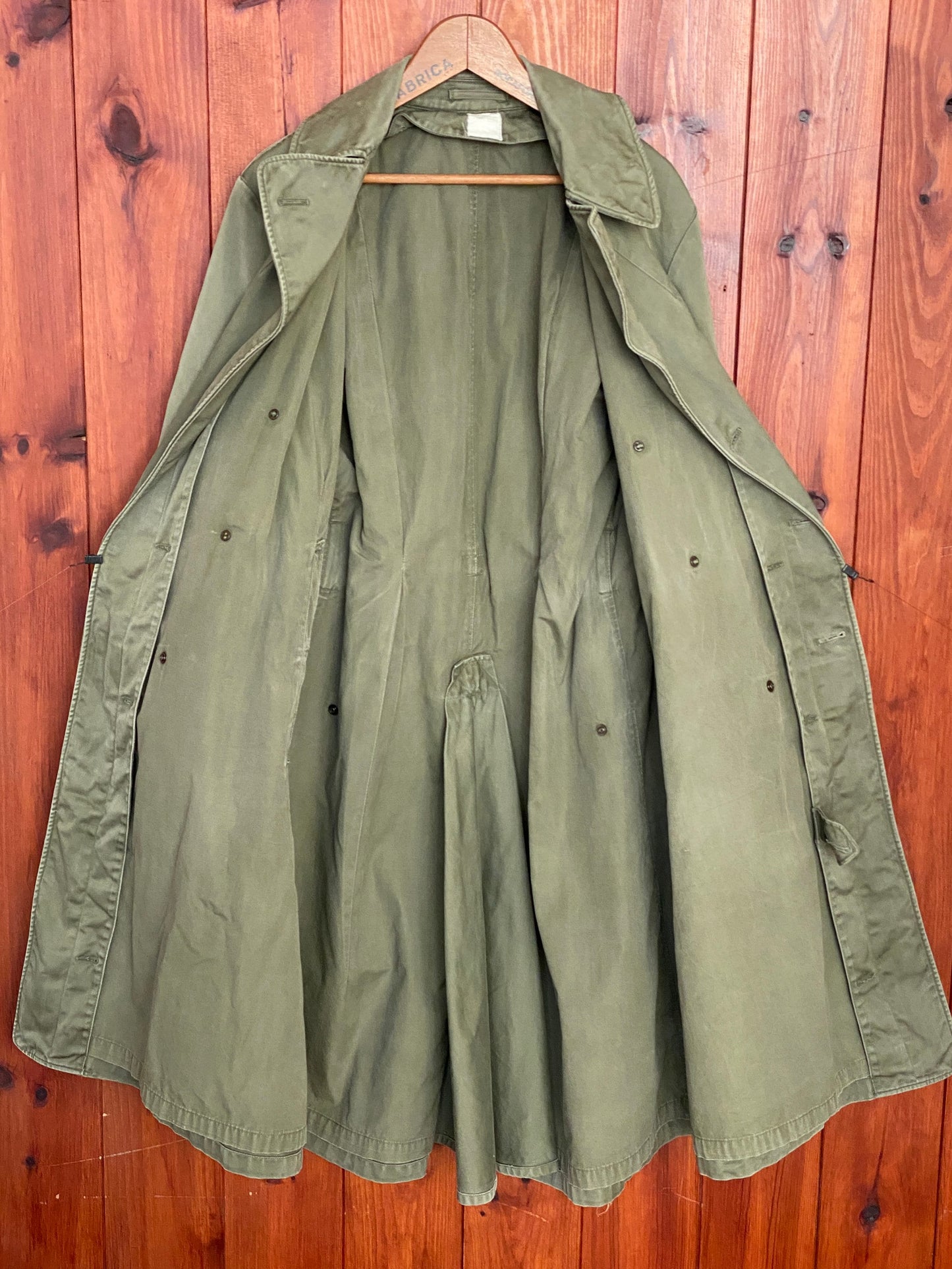 Original US Army 1950s Trench Coat: Authentic Military Vintage Apparel in Medium Regular Size. Embrace History and Style Today!