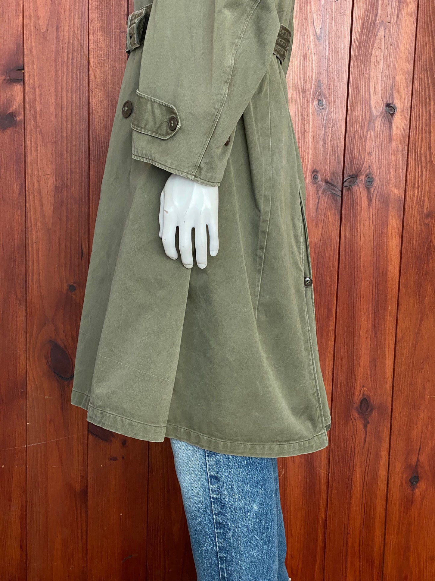 Original US Army 1950s Trench Coat: Authentic Military Vintage Apparel in Medium Regular Size. Embrace History and Style Today!