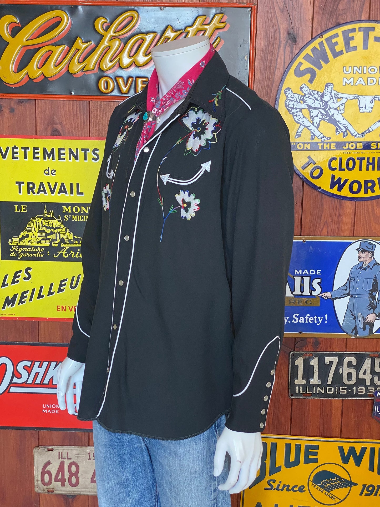 Size Med/Large. Vintage 70s embroidered H Bar C western shirt