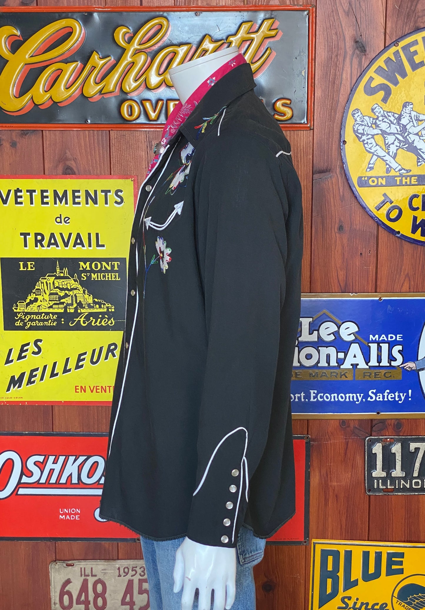 Size Med/Large. Vintage 70s embroidered H Bar C western shirt