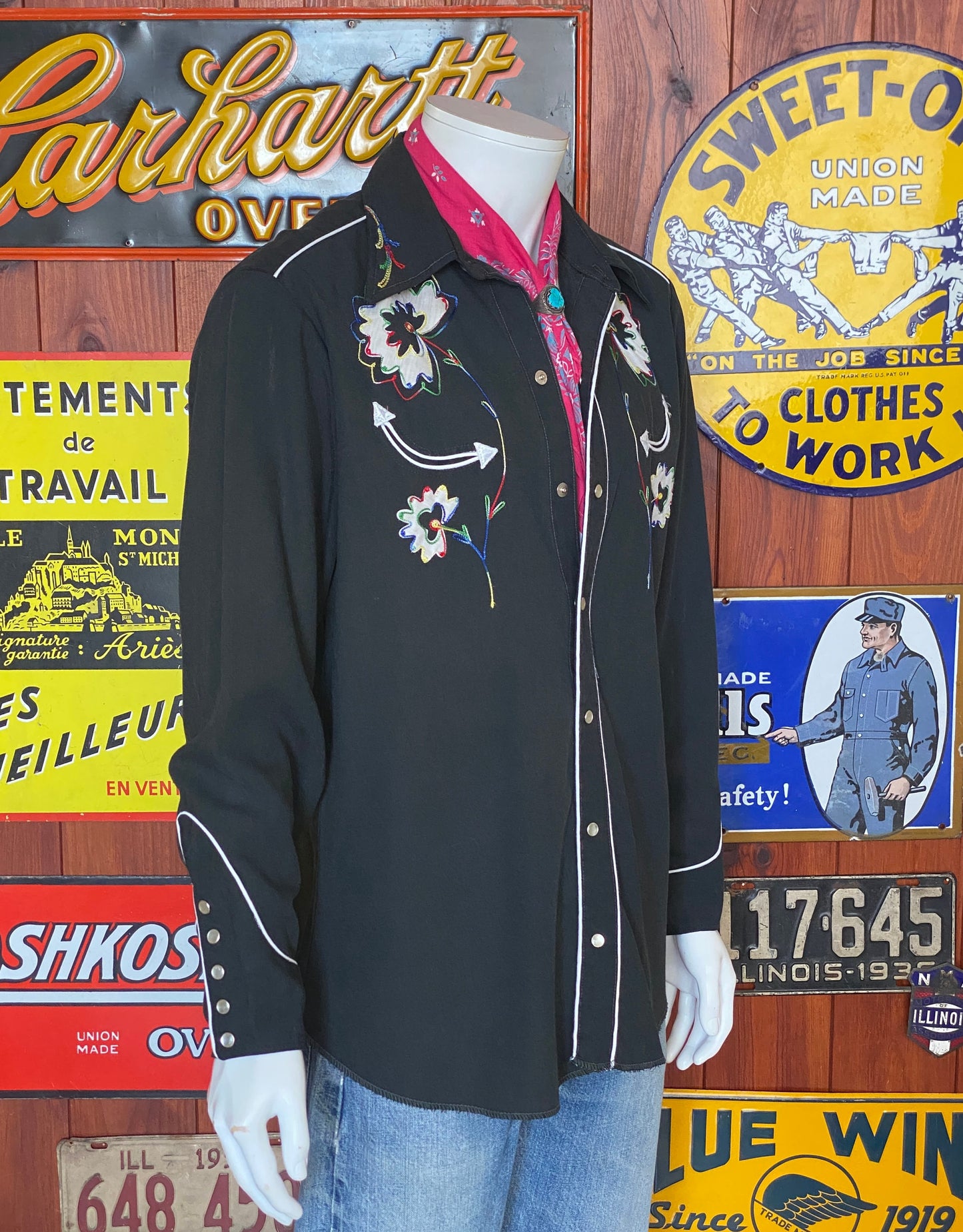 Size Med/Large. Vintage 70s embroidered H Bar C western shirt