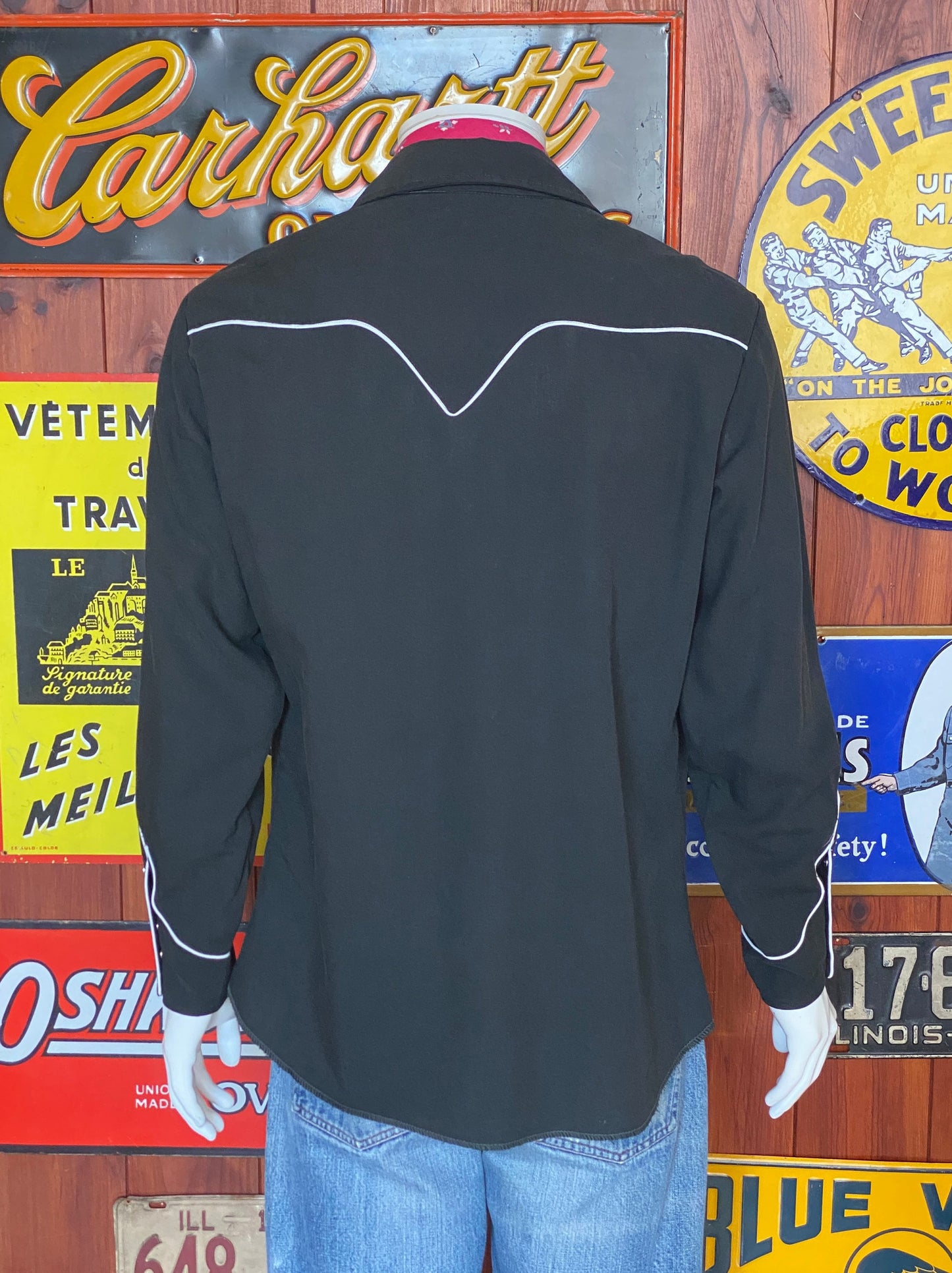 Size Med/Large. Vintage 70s embroidered H Bar C western shirt