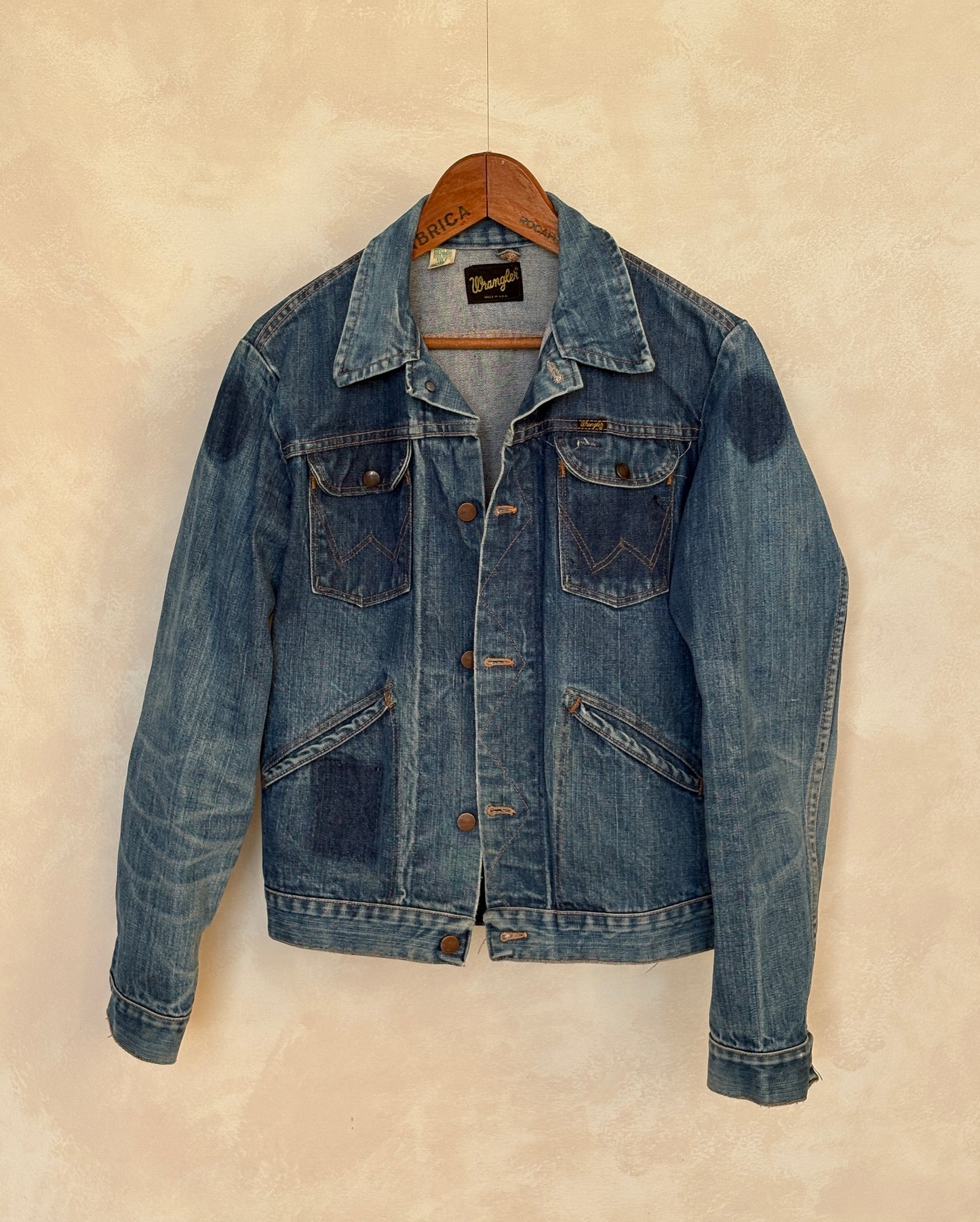 Size 40 Long US.  Authentic 70s Wrangler denim jacket -4 pockets- Made in the USA
