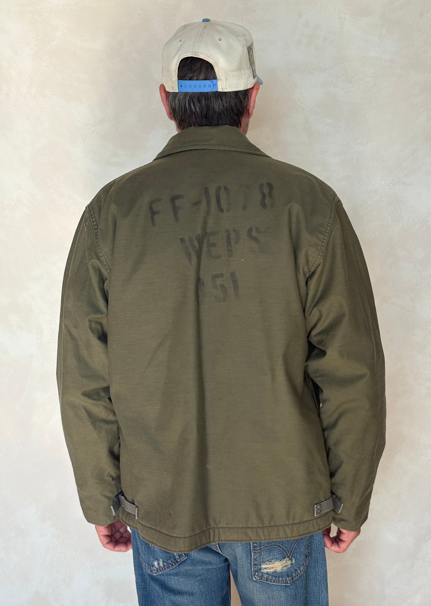 Large . Authentic 1985 USN A-2 deck jacket US Navy