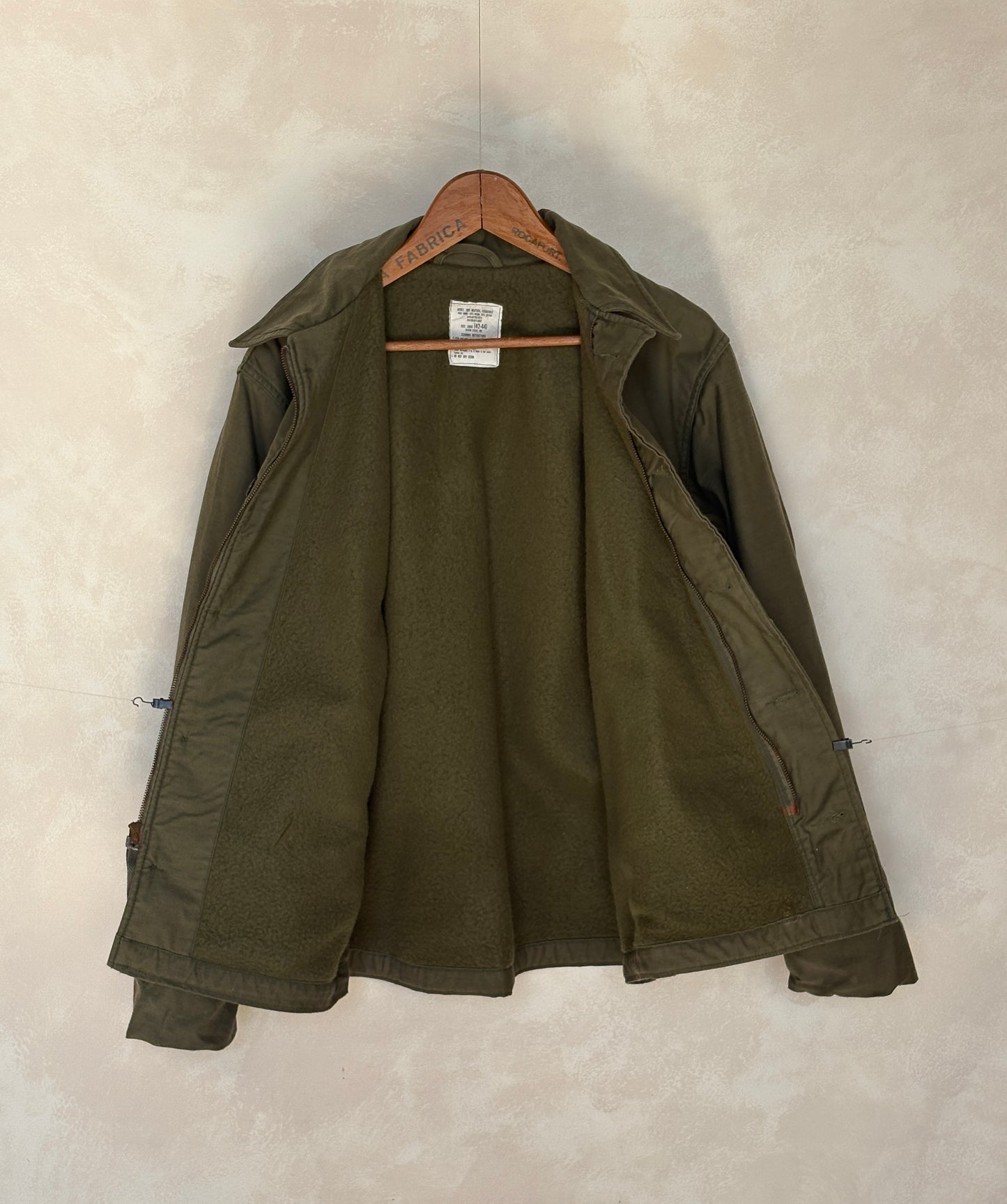 Large . Authentic 1985 USN A-2 deck jacket US Navy
