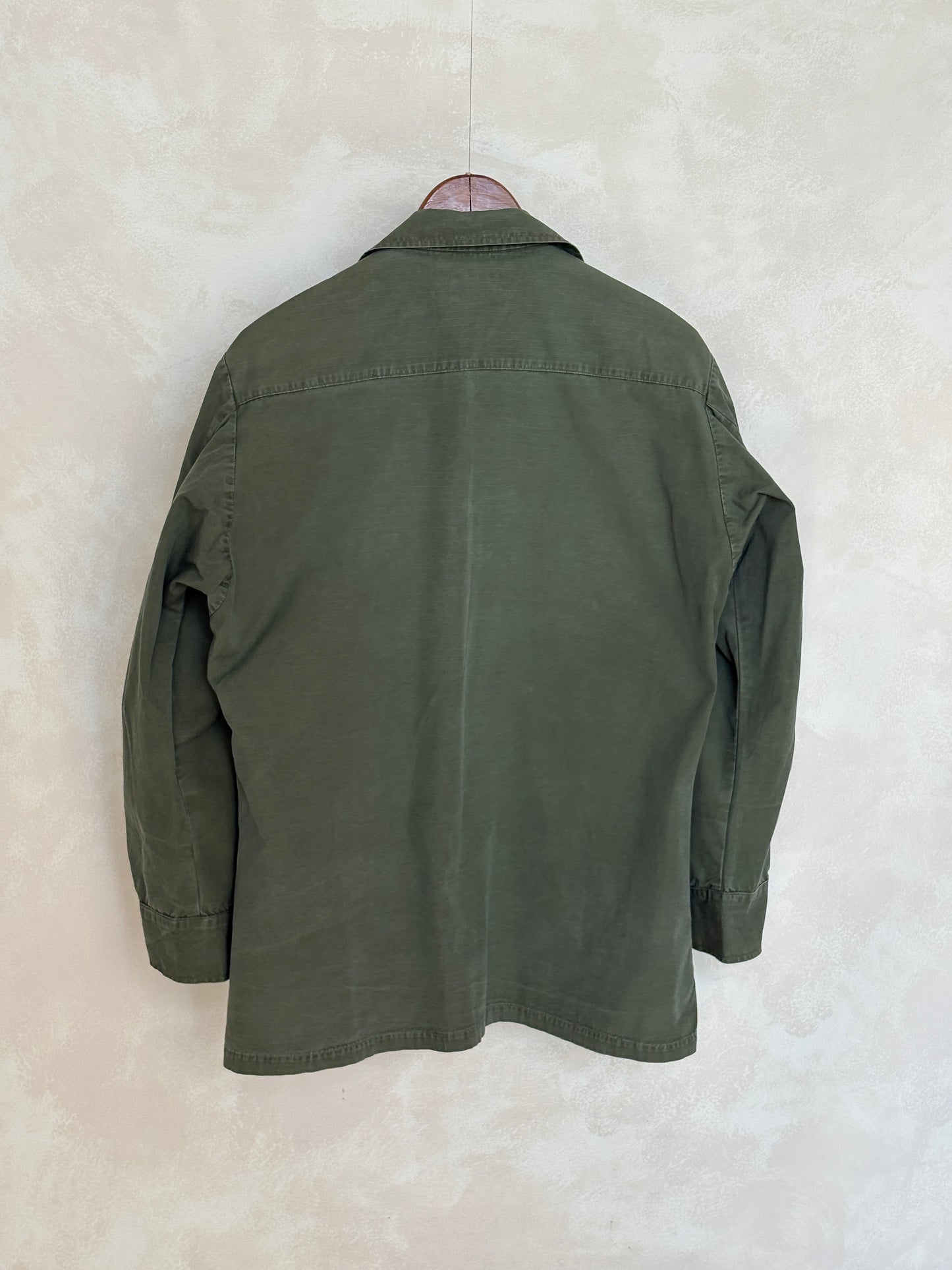 Medium Reg. Authentic 1968 US Army vintage Vietnam jungle jacket.