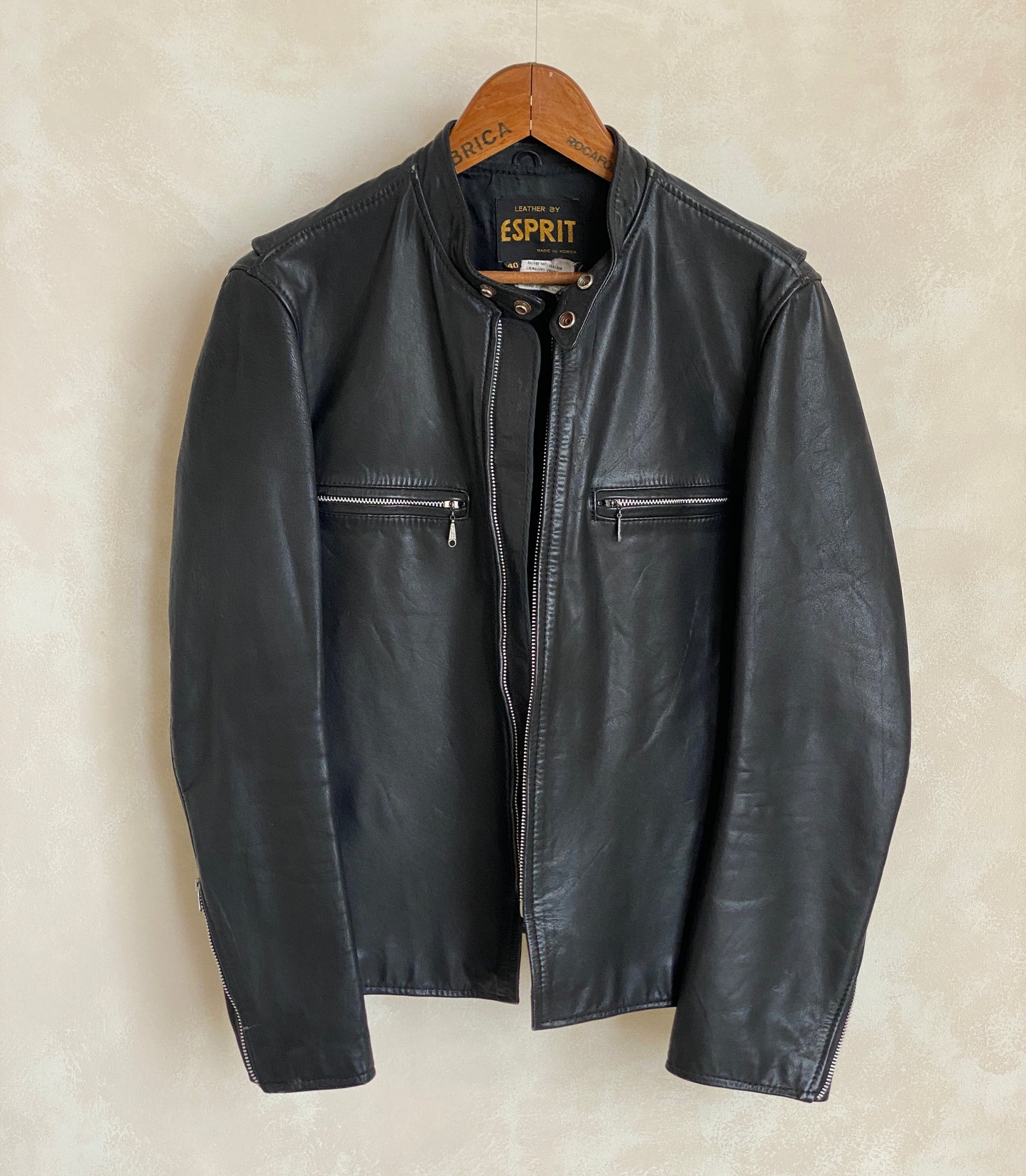 Size 40 US/ 50 Euro. Vintage 70s black cafe racer leather jacket with talon zipper