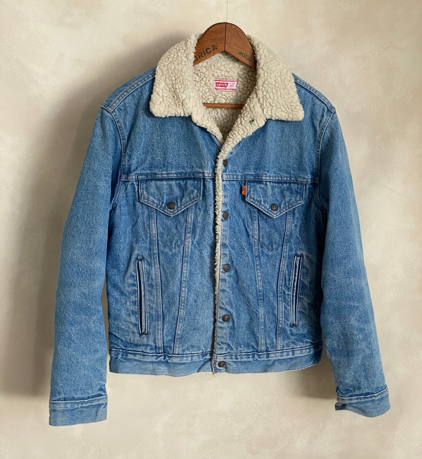 Size 40 US (50 EU). 4 pockets Vintage Levis sherpa fleece Jacket Made in USA.