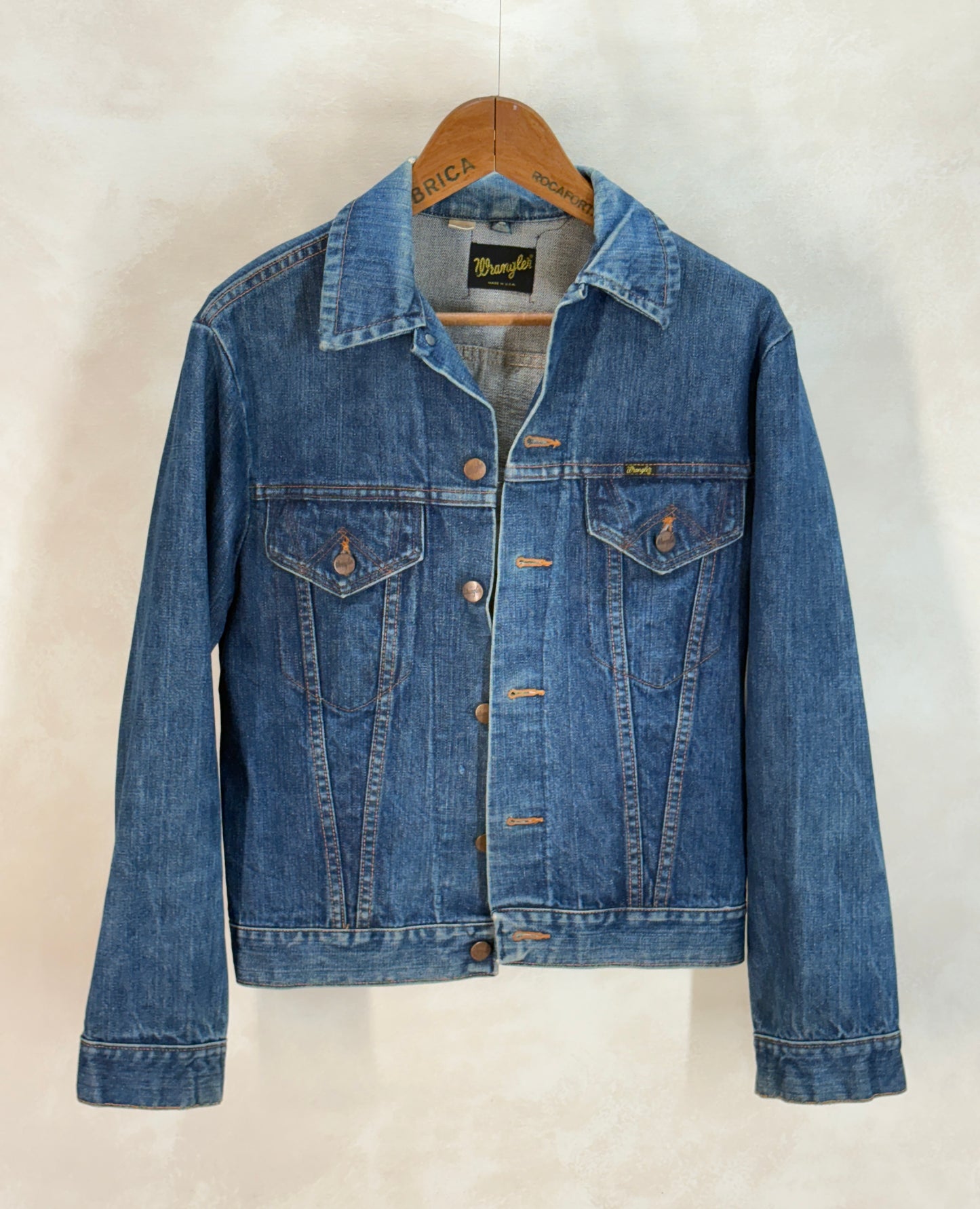 Size 38US / 48EU. Original 70s Wrangler denim jacket with painted back – Made in the USA