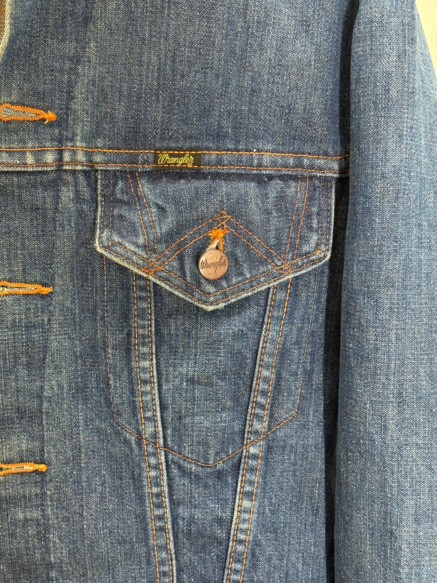 Size 38US / 48EU. Original 70s Wrangler denim jacket with painted back – Made in the USA