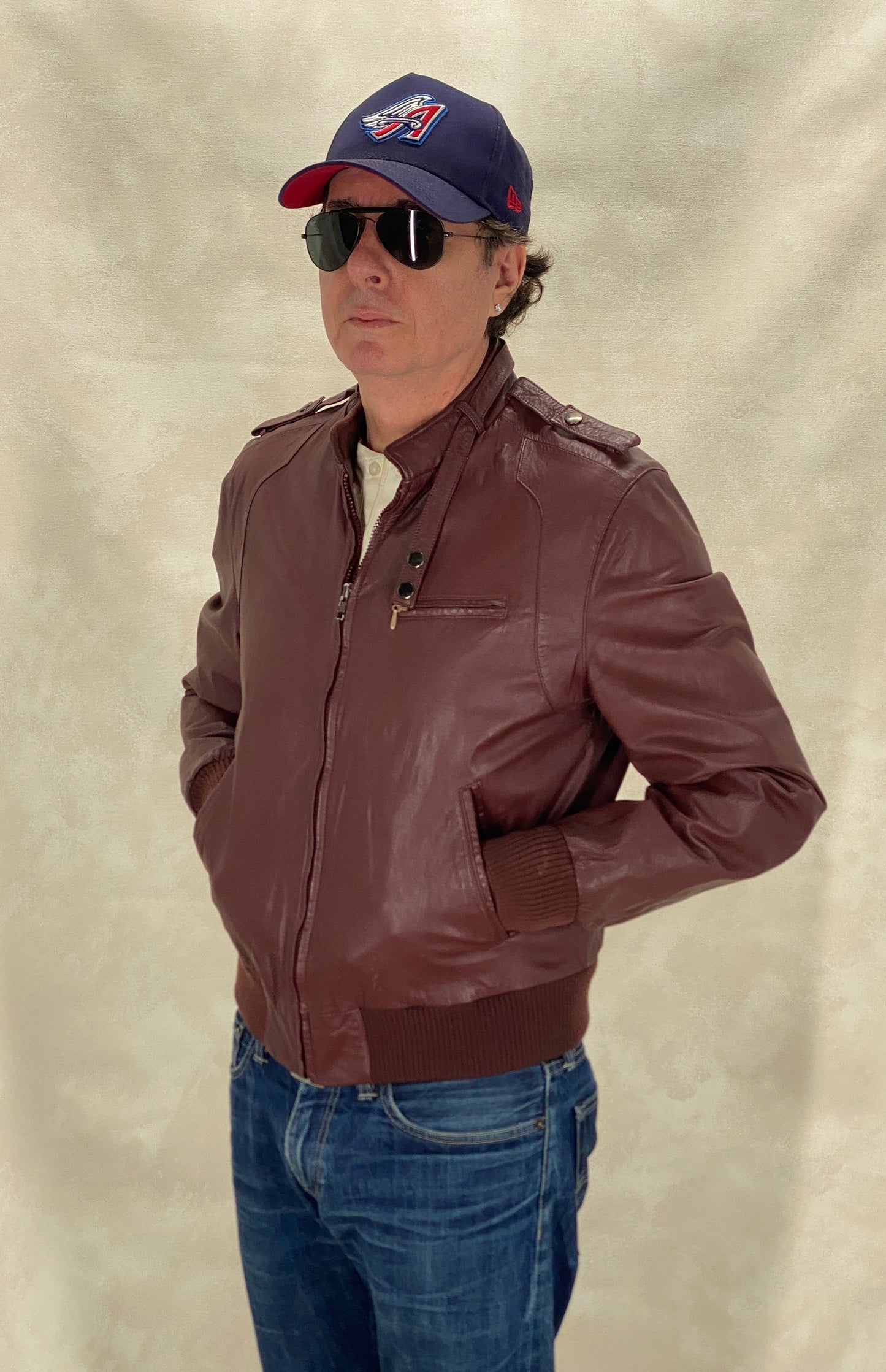 Size 42 Long (fit 50 euro ). 80s Vintage leather Jacket members only style