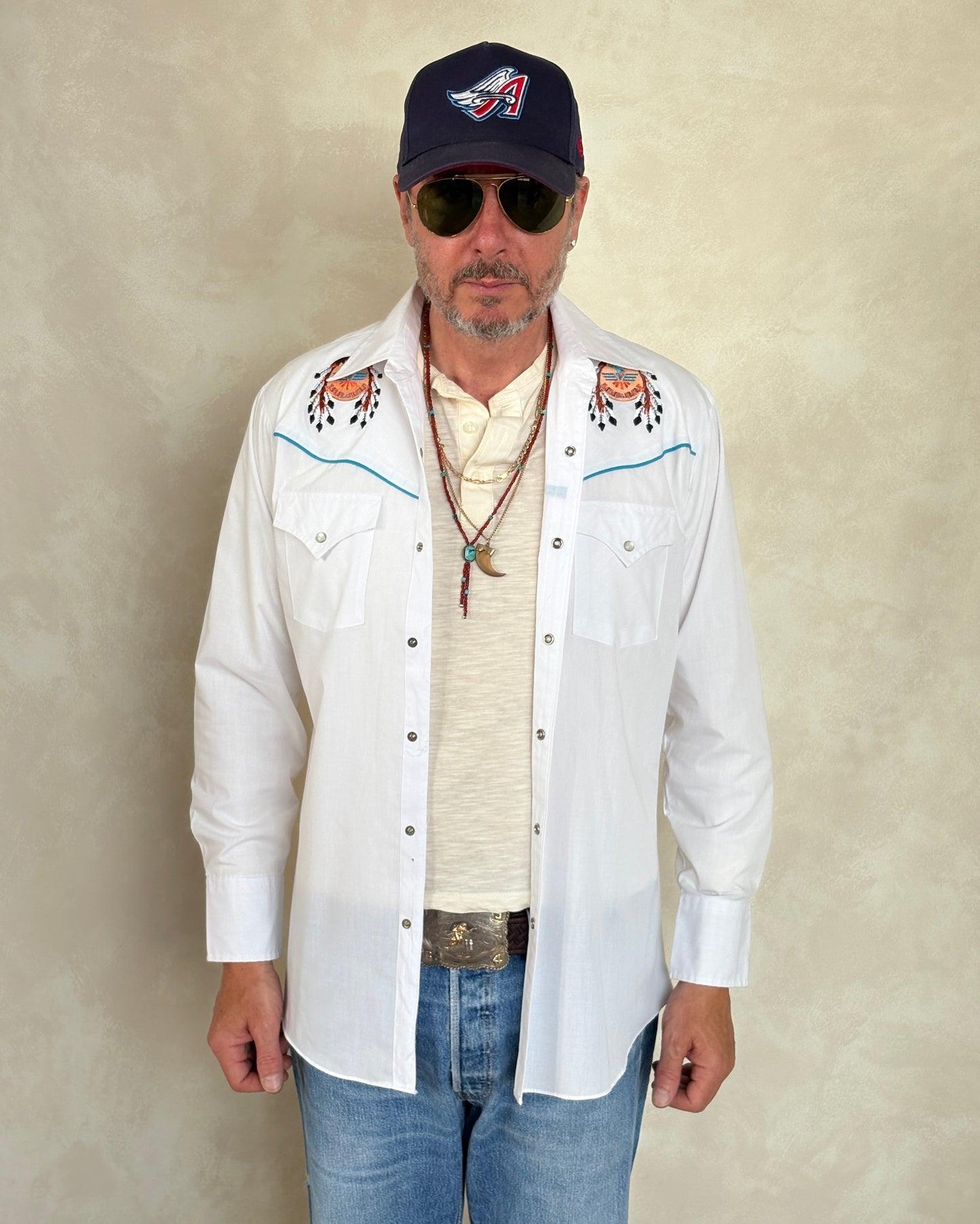 Size M. Authentic Vintage 80’s embroidered Western Shirt