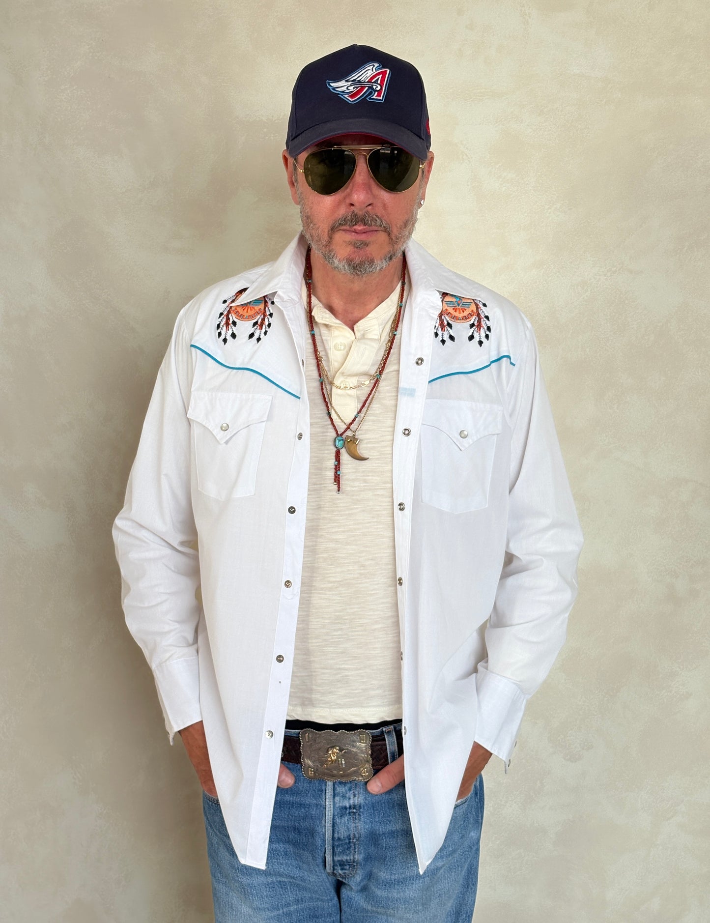 Size M. Authentic Vintage 80’s embroidered Western Shirt