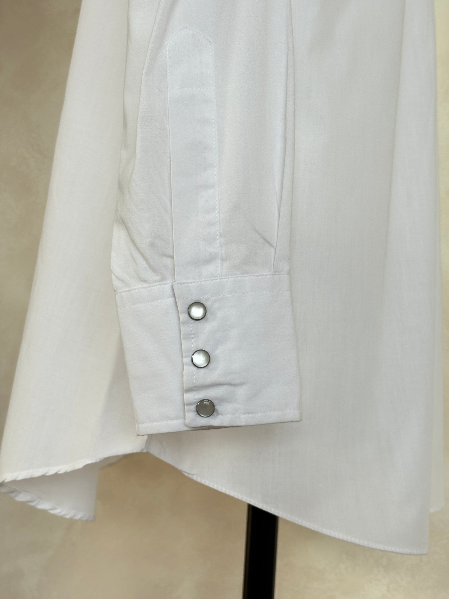 Size M. Authentic Vintage 80’s embroidered Western Shirt