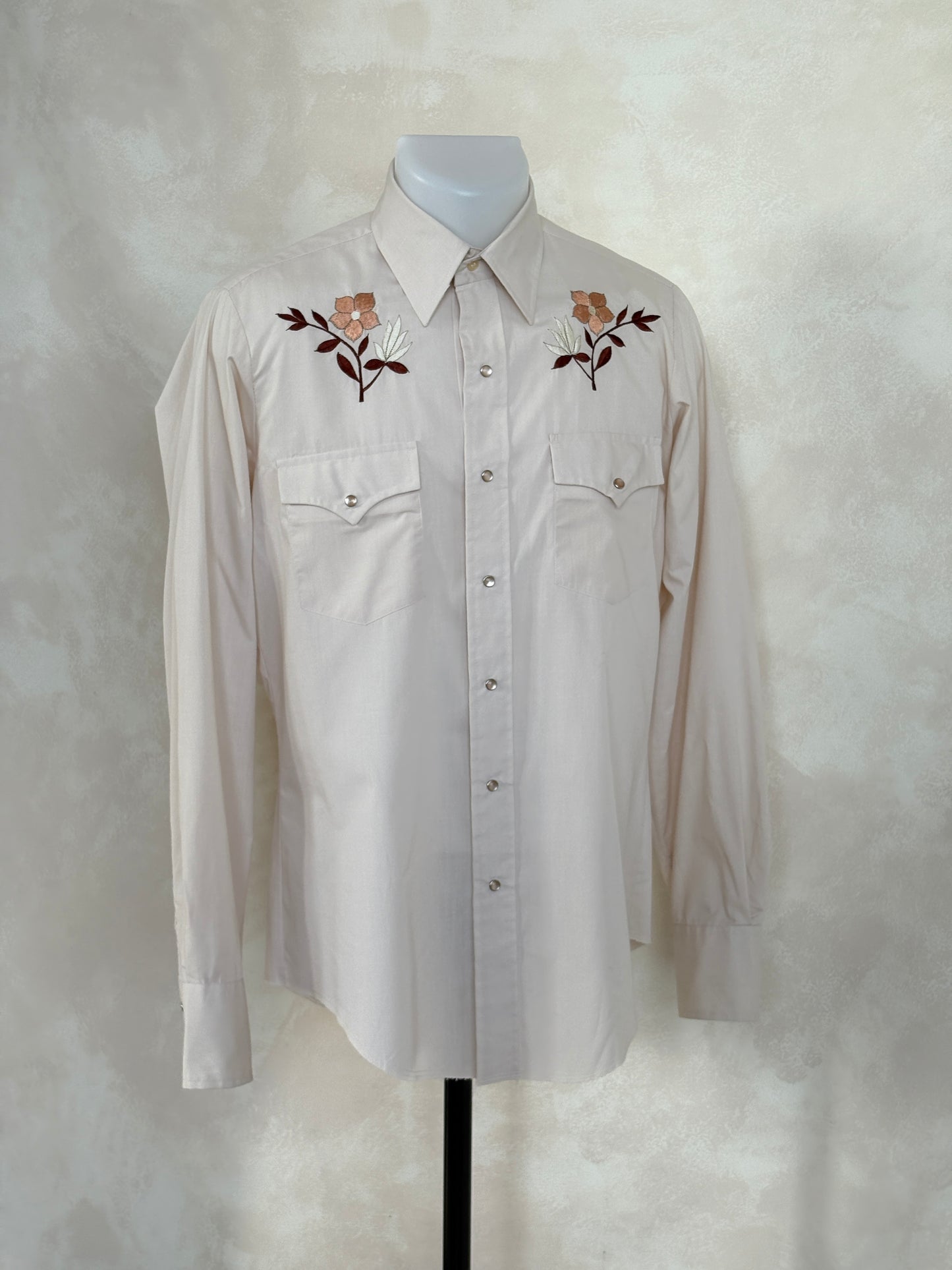 Size M. Authentic Vintage 70’s embroidered Western Shirt