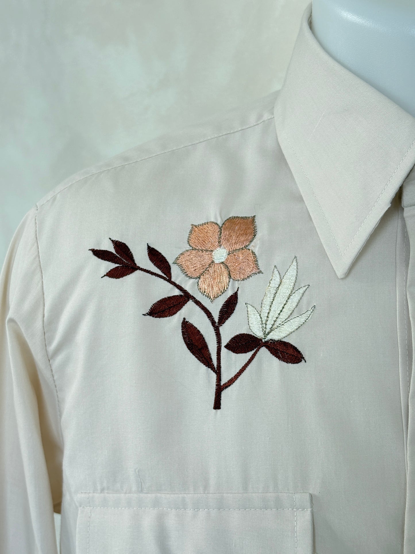 Size M. Authentic Vintage 70’s embroidered Western Shirt