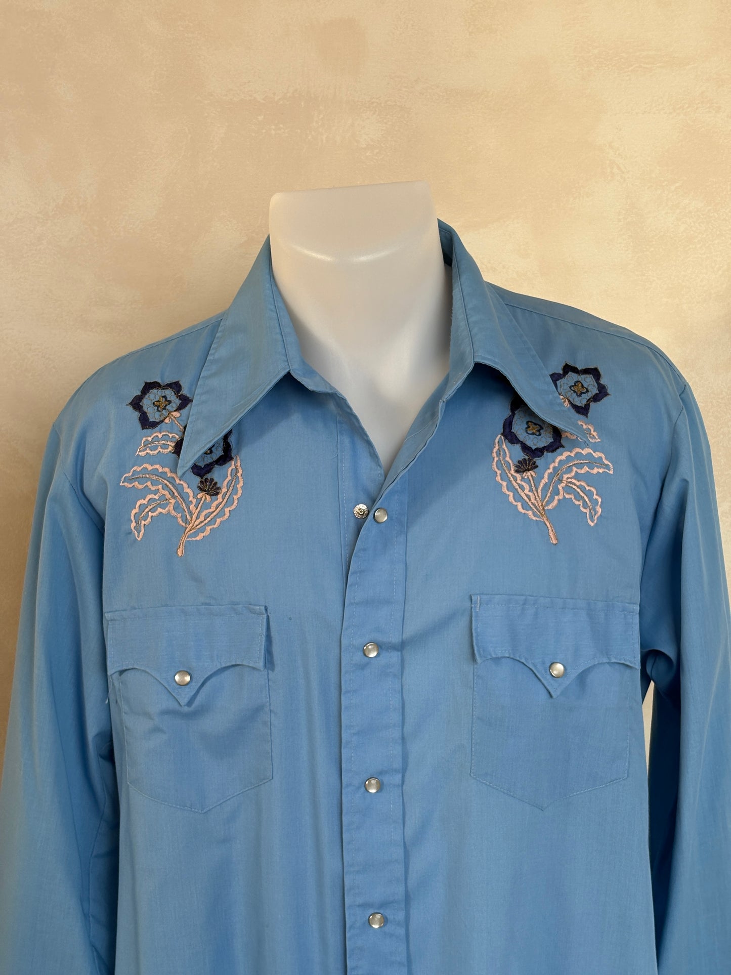 Size M. Authentic 70’s Vintage embroidered Western Shirt