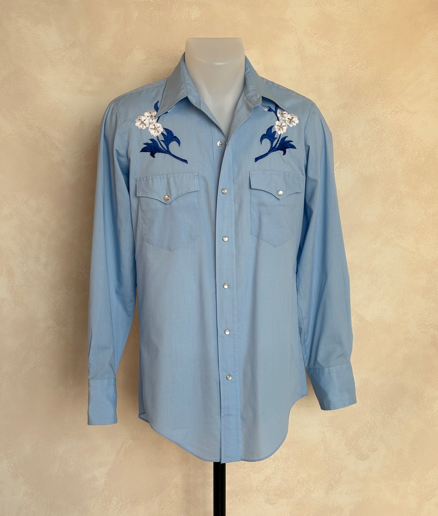 Size M. Authentic 70’s embroidered Western Shirt