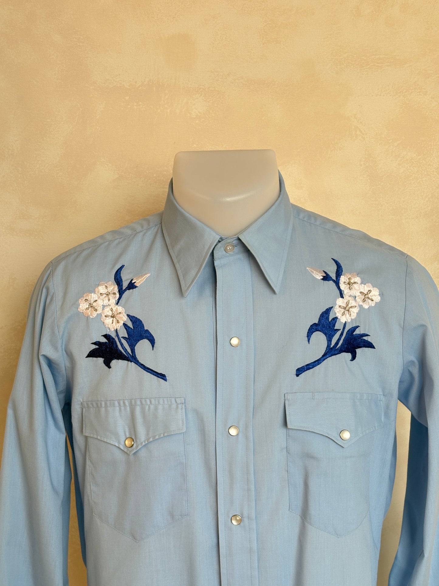 Size M. Authentic 70’s embroidered Western Shirt