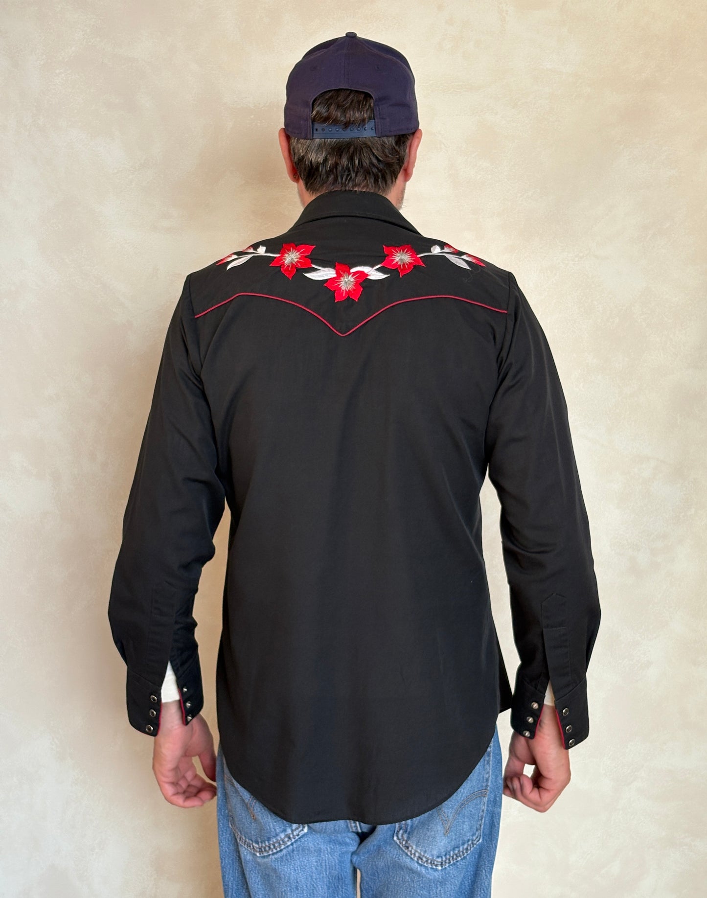 Size S. Authentic 70’s embroidered  Western Shirt — Vintage Print