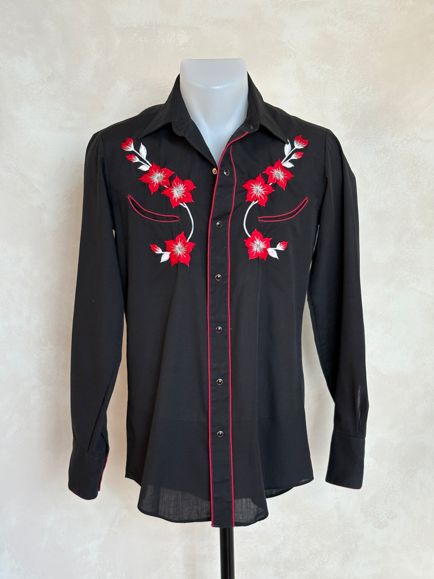 Size S. Authentic 70’s embroidered  Western Shirt — Vintage Print