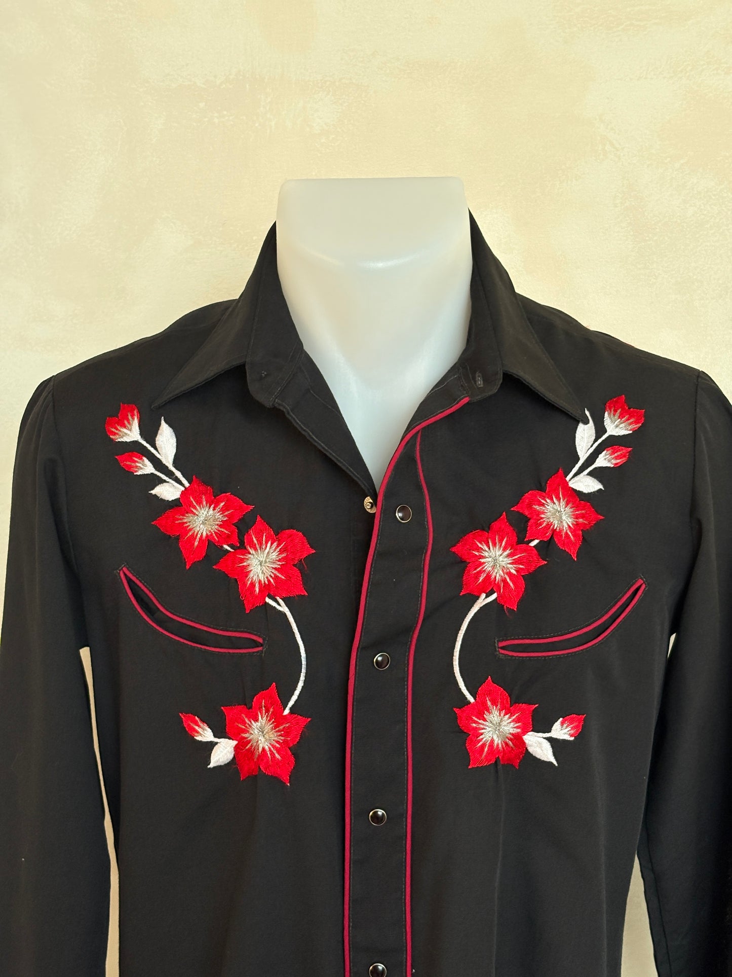 Size S. Authentic 70’s embroidered  Western Shirt — Vintage Print