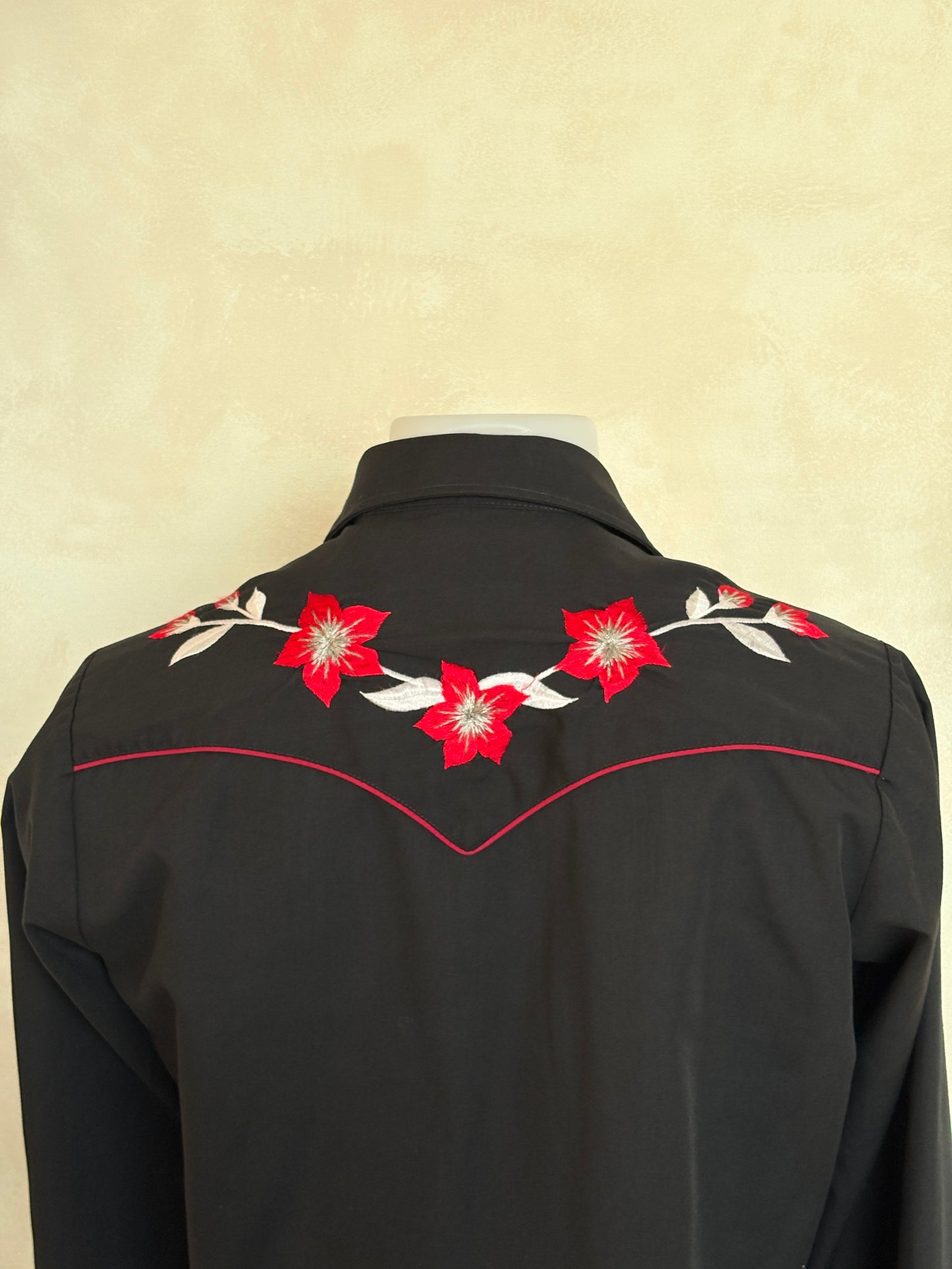 Size S. Authentic 70’s embroidered  Western Shirt — Vintage Print