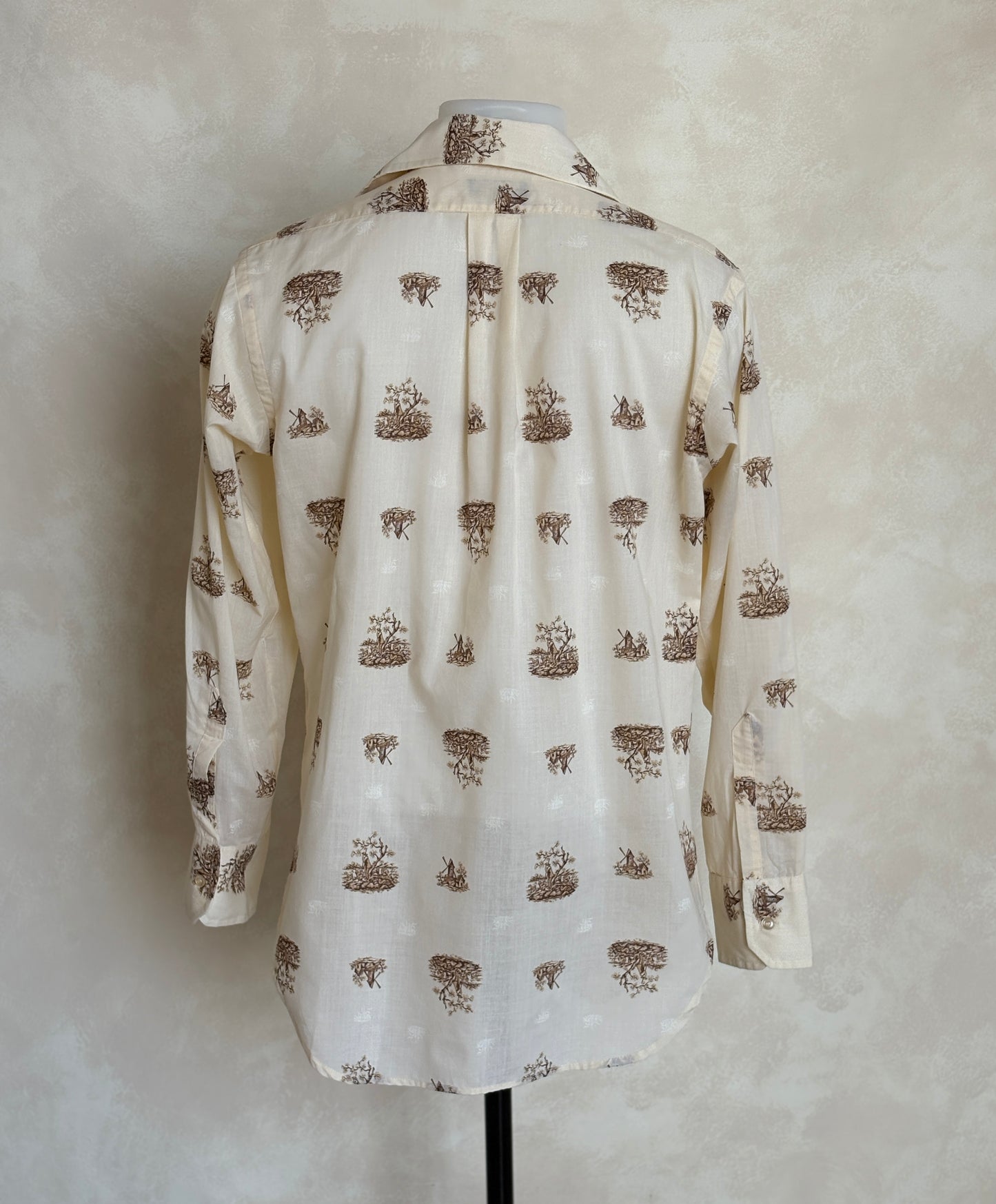 Size M. Vintage 70’s Shirt — Long Sleeve — Graphic Print —