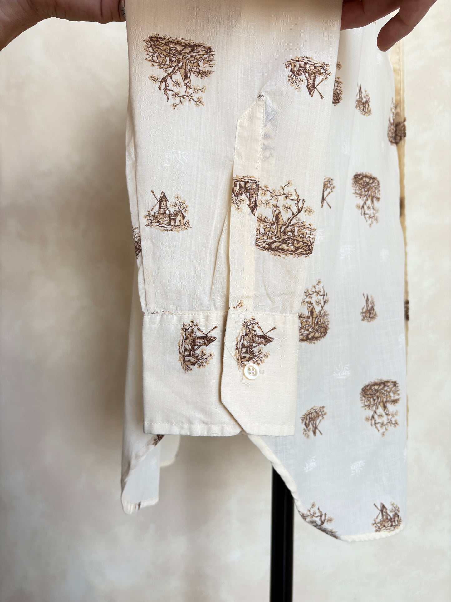 Size M. Vintage 70’s Shirt — Long Sleeve — Graphic Print —