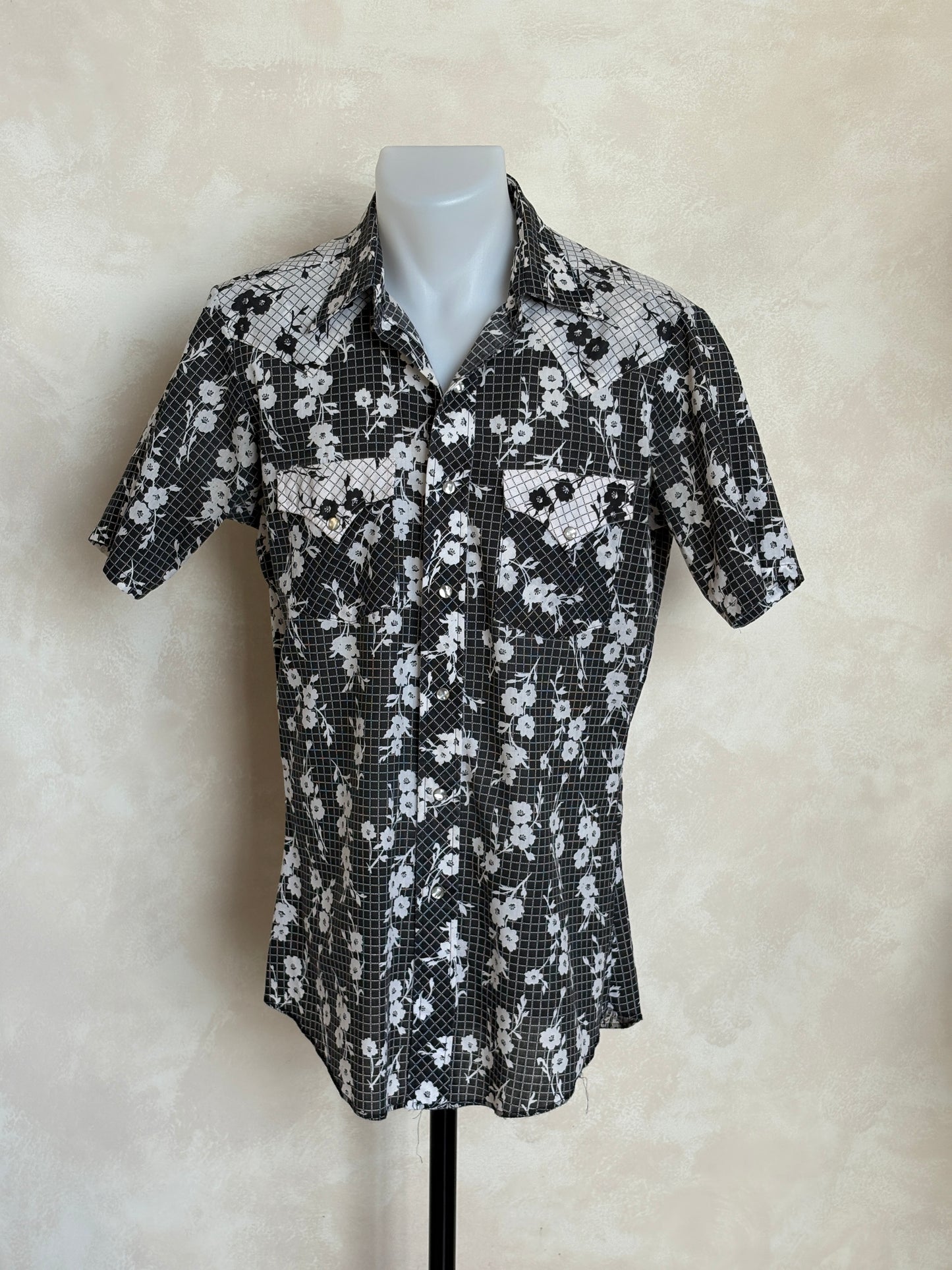 Size M. Authentic 70’s Ely Plain Western Shirt — Vintage Print