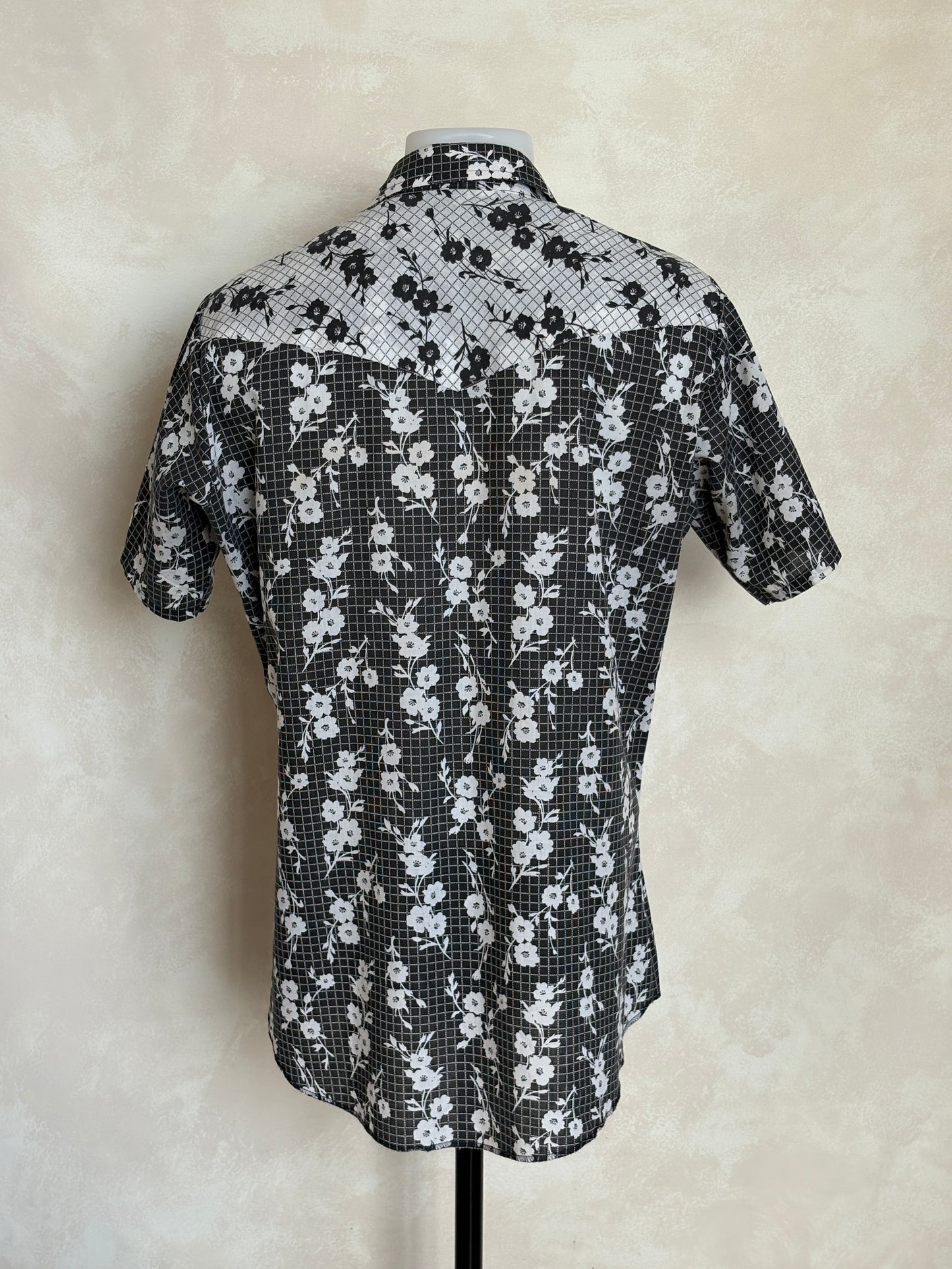 Size M. Authentic 70’s Ely Plain Western Shirt — Vintage Print