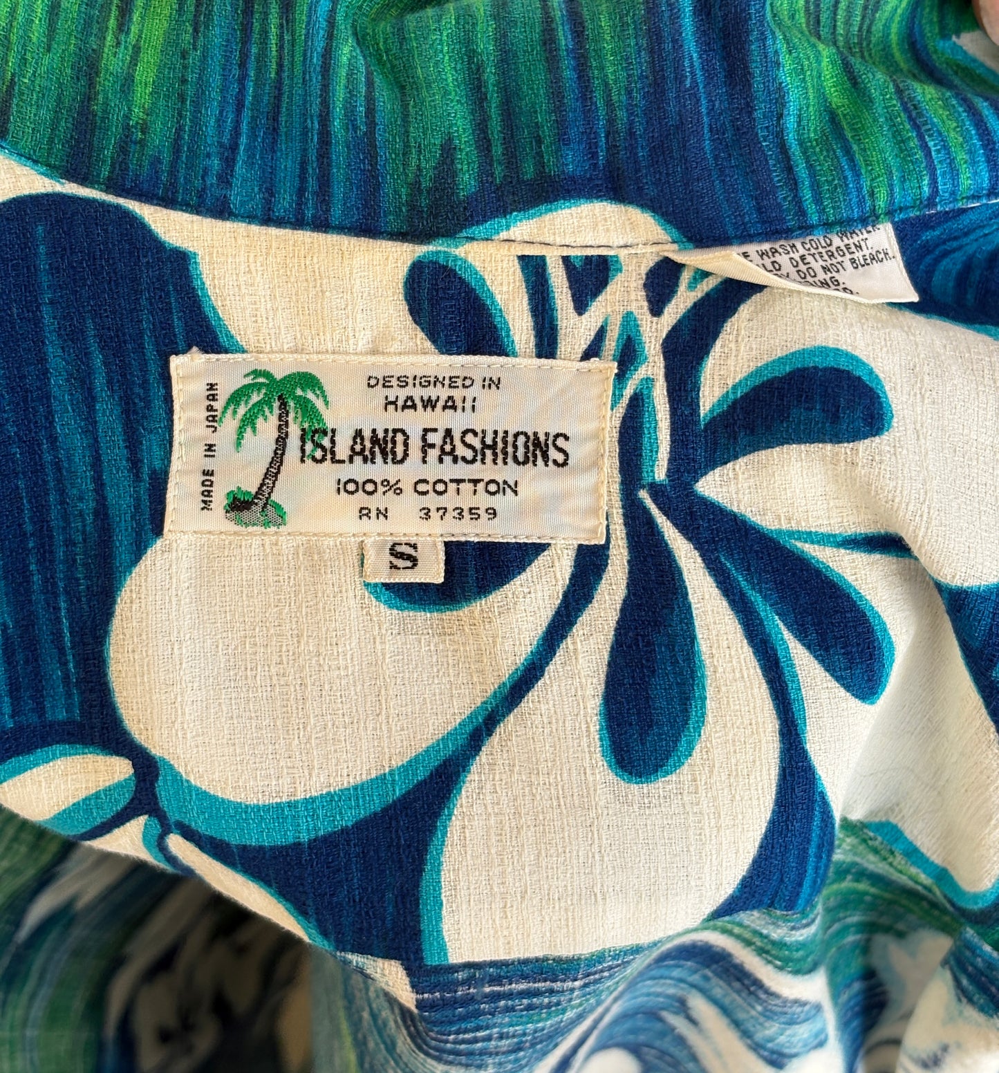 Size S. Vintage 60s Hawaiian cotton shirt made In Japan