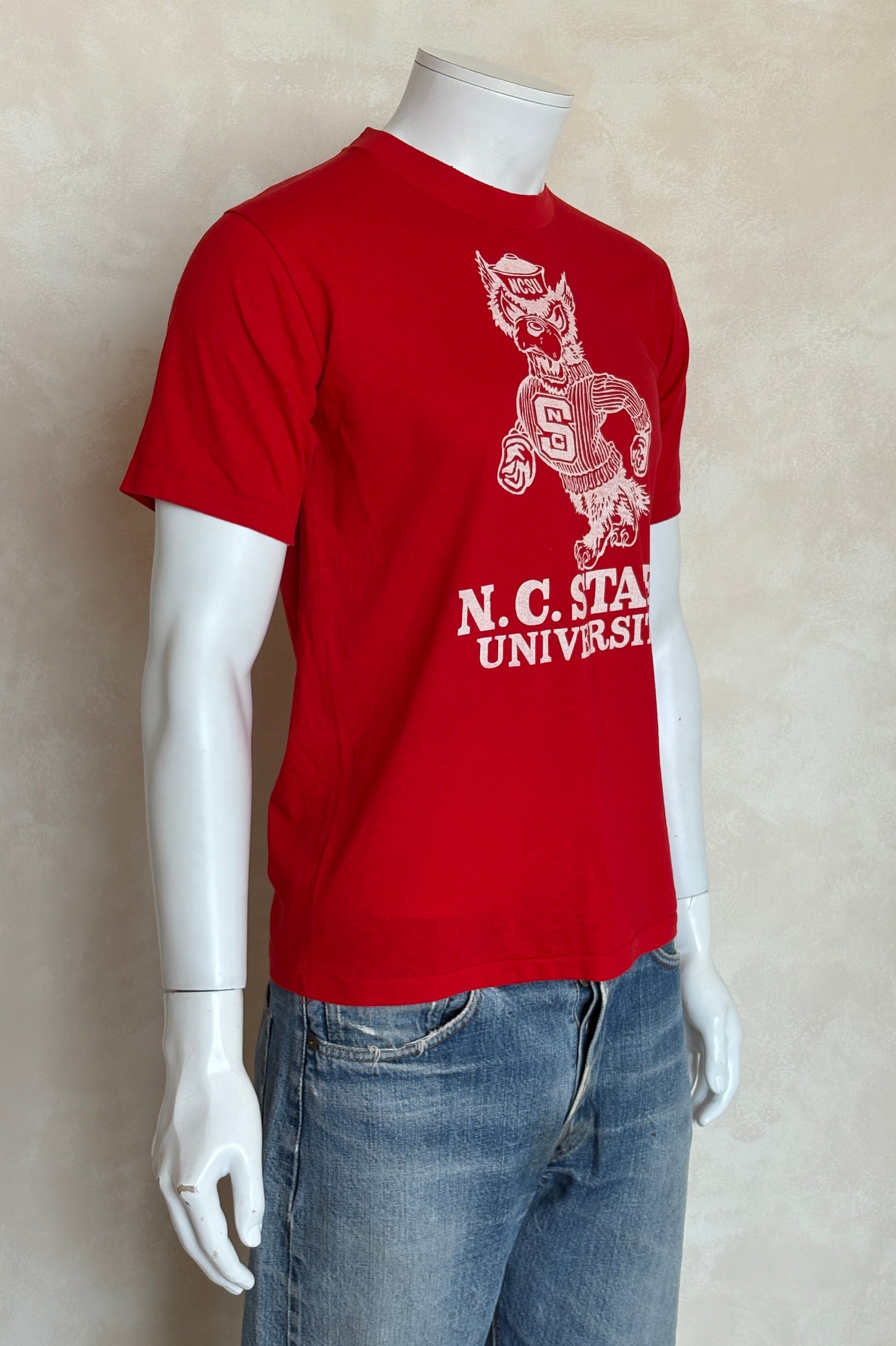Vintage 80s NC State University T-Shirt Red Wolfpack Mascot Graphic Tee NCSU College Sports. Med
