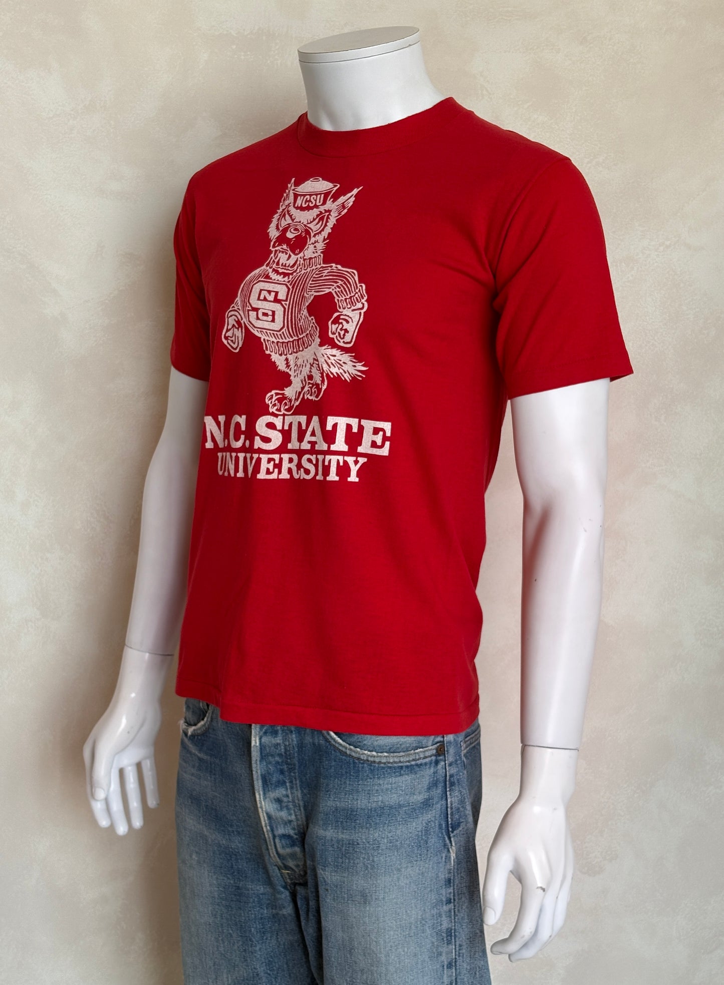 Vintage 80s NC State University T-Shirt Red Wolfpack Mascot Graphic Tee NCSU College Sports. Med