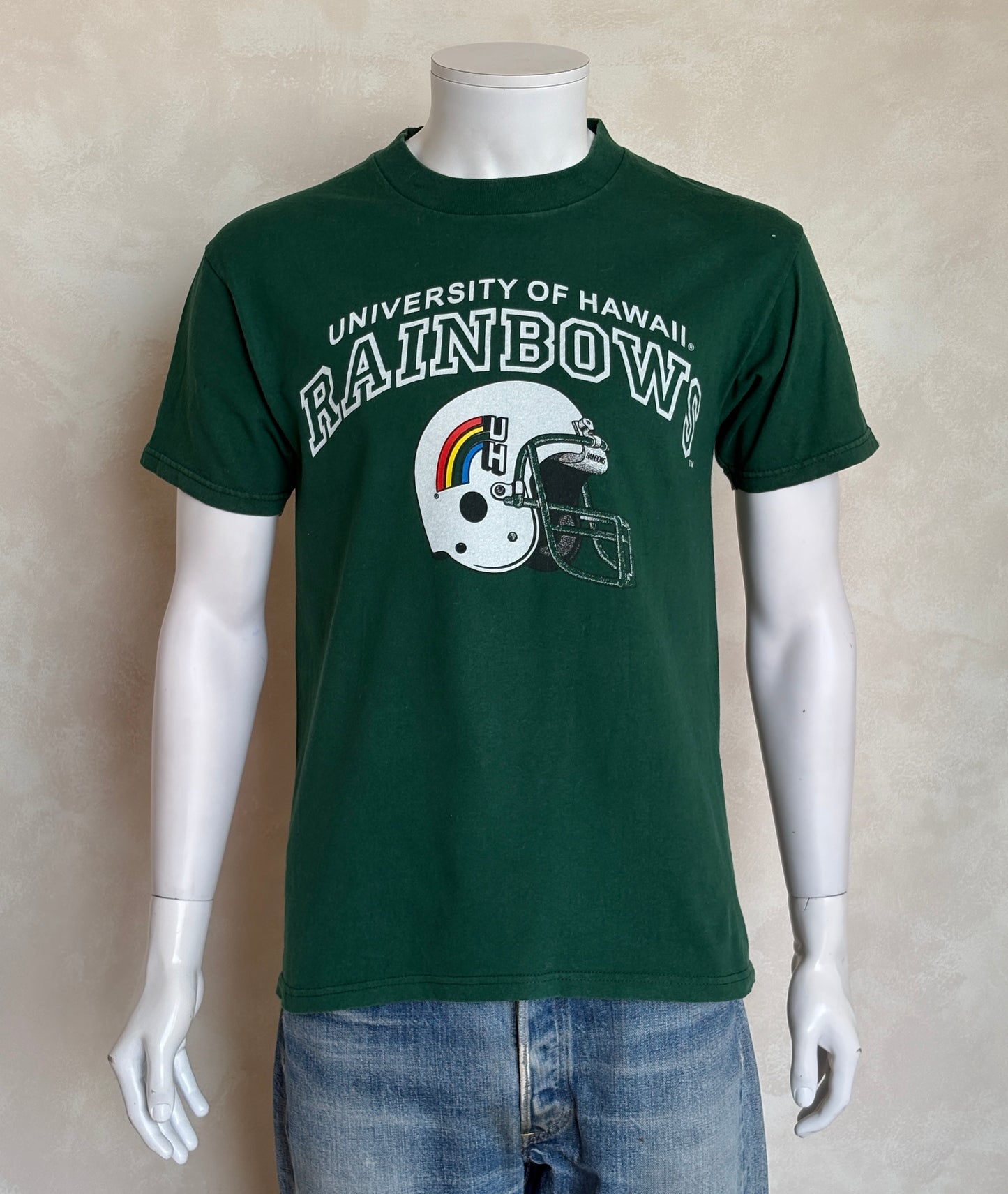 Vintage University of Hawaii Rainbows tee – bold NCAA football style with retro rainbow helmet graphic. Med