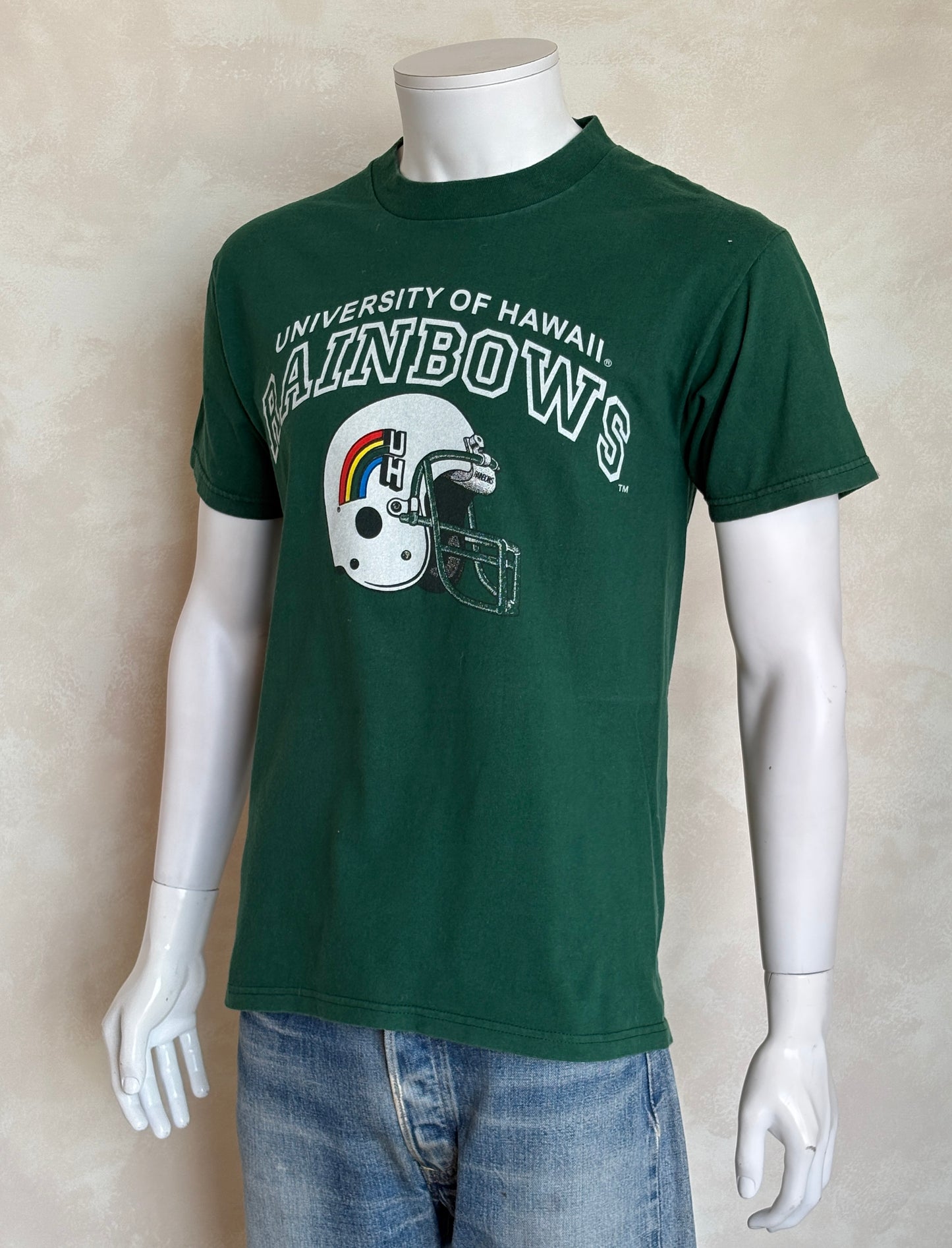 Vintage University of Hawaii Rainbows tee – bold NCAA football style with retro rainbow helmet graphic. Med