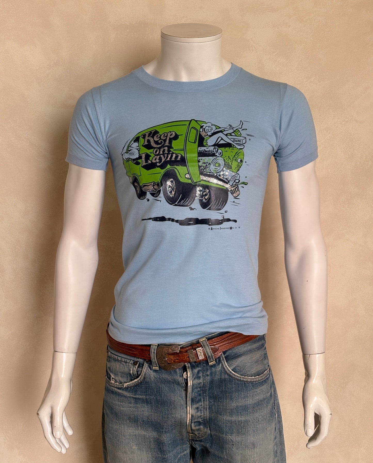 Vintage 1978 ‘Keep on Layin’ tee – wild 70s van graphic with cheeky carpet installer humor. Small