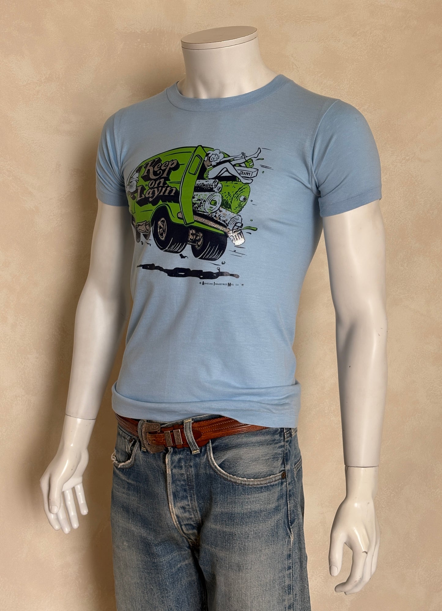 Vintage 1978 ‘Keep on Layin’ tee – wild 70s van graphic with cheeky carpet installer humor. Small