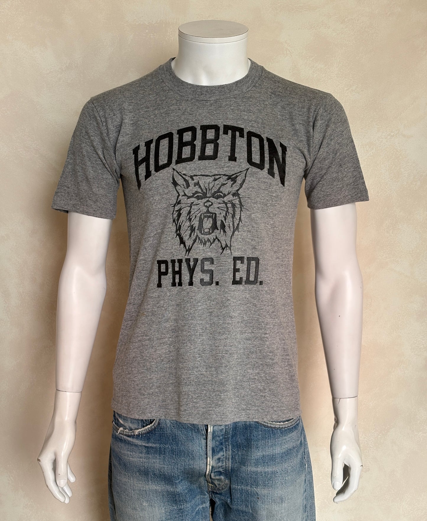 Vintage Hobbtown Phys. Ed. T-Shirt – Classic heather gray gym tee with wildcat mascot graphic. Med